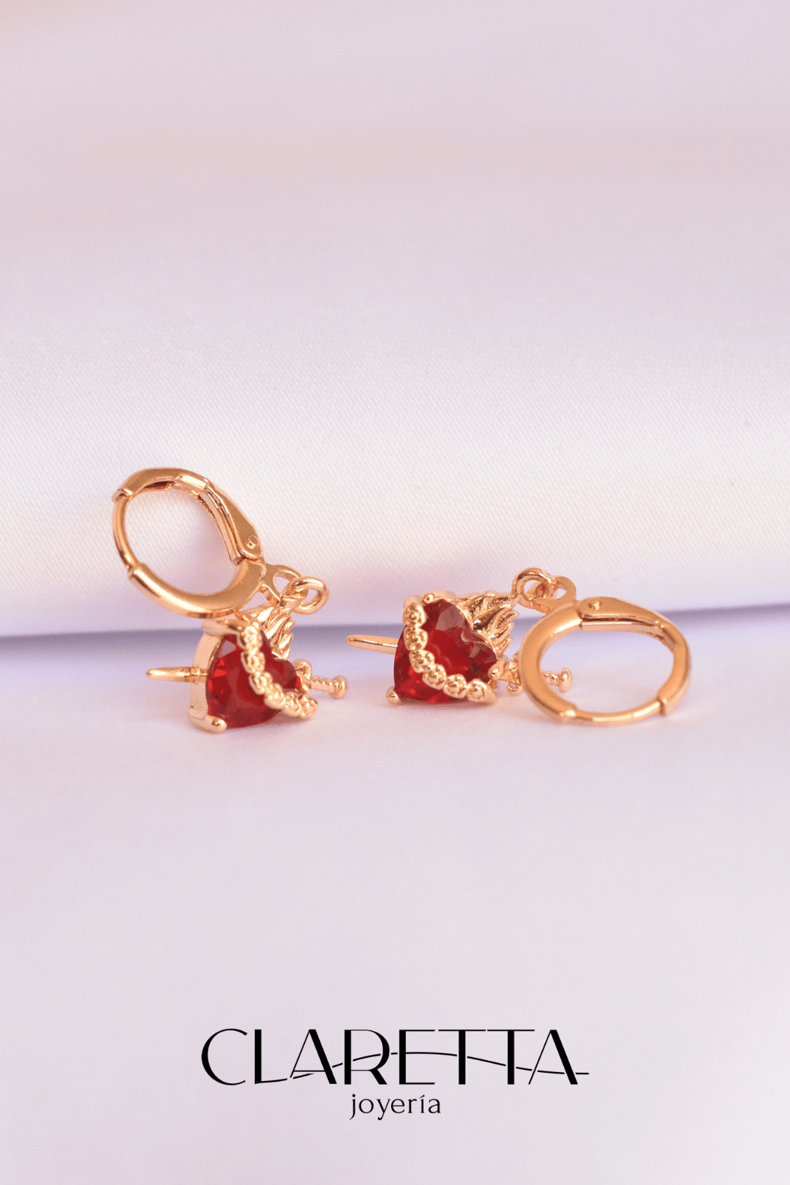 Huggies de Chapa de oro 14k de rubí cortado en forma de corazón flechado colgante