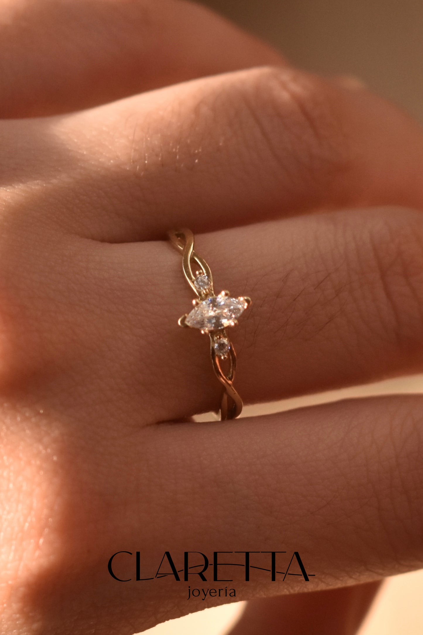 Anillo con zirconia ovalada al centro