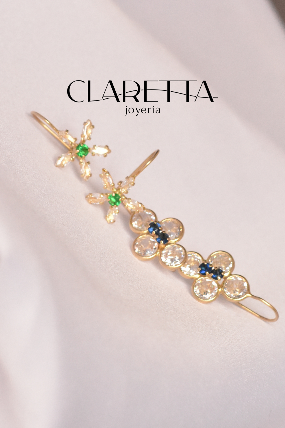 Aretes con forma de flor pétalos de zirconia y esmeralda al centro de oro 10k