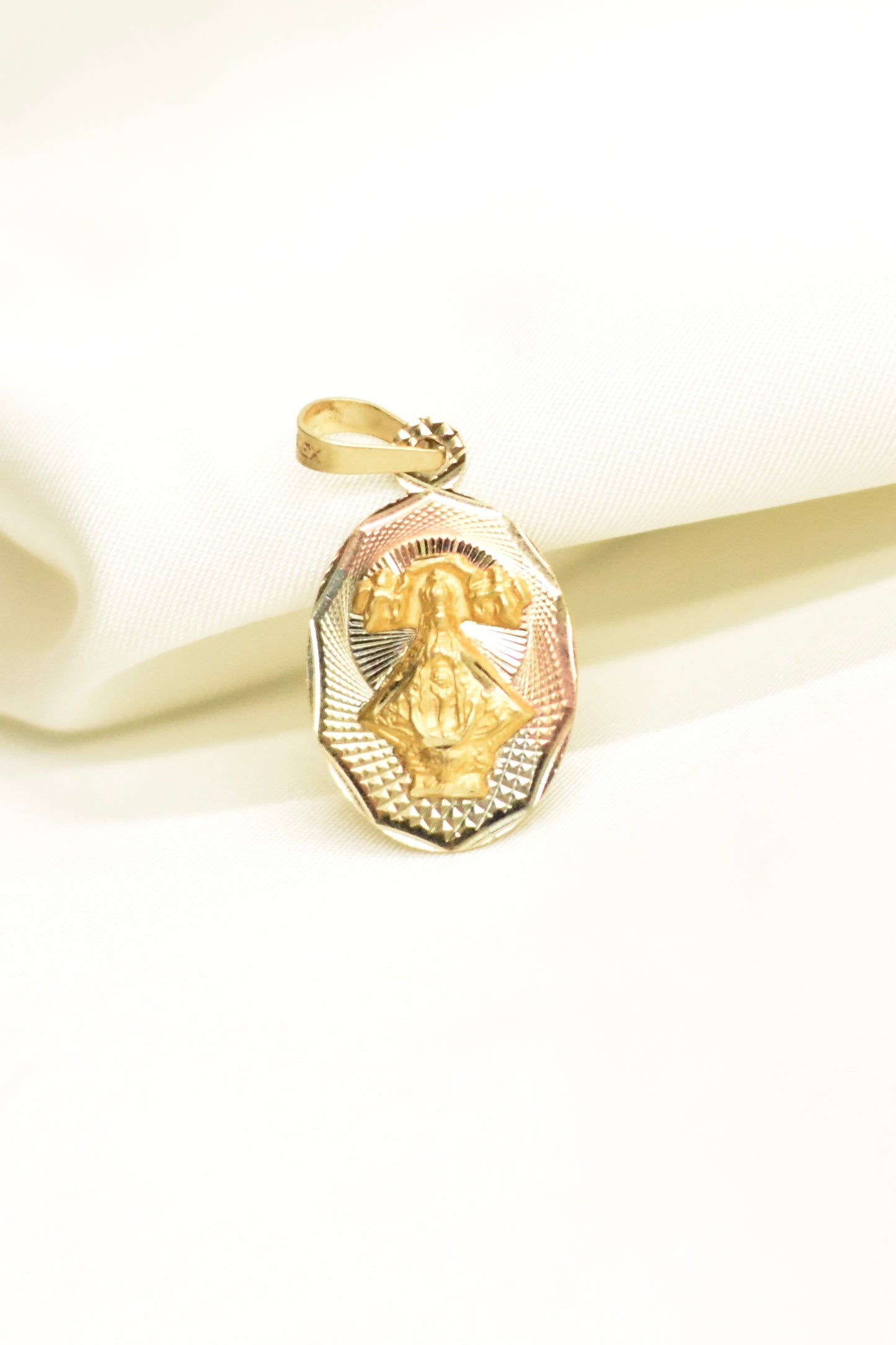 Medalla de Oro 10k Virgen de la luz con oro florentino