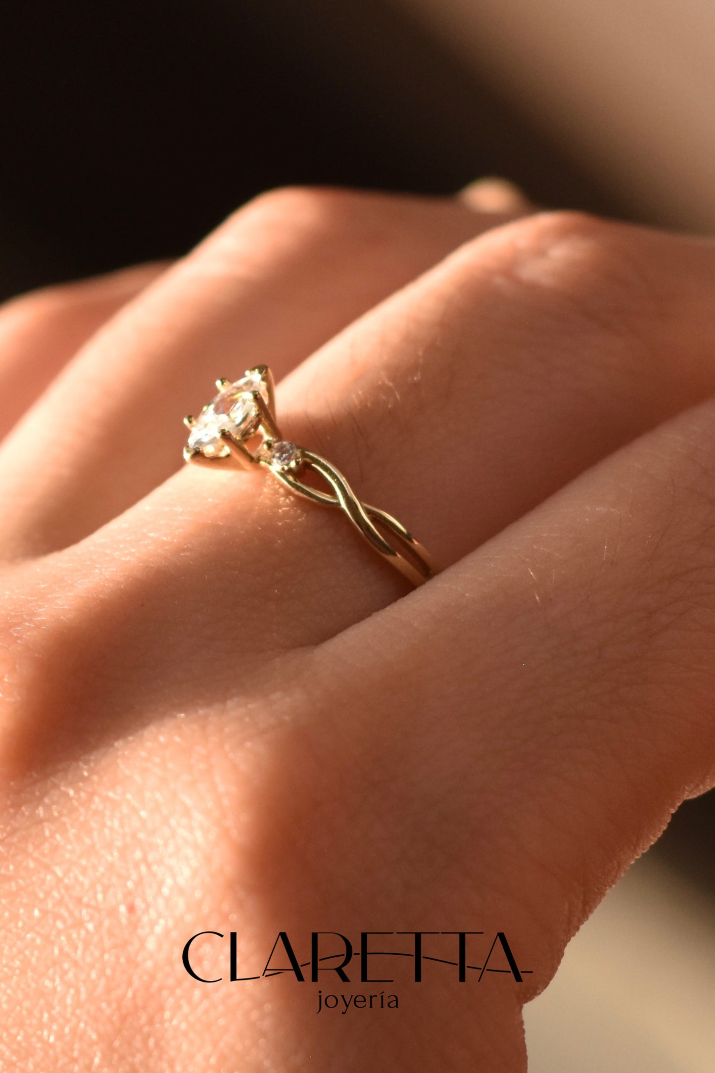 Anillo con zirconia ovalada al centro