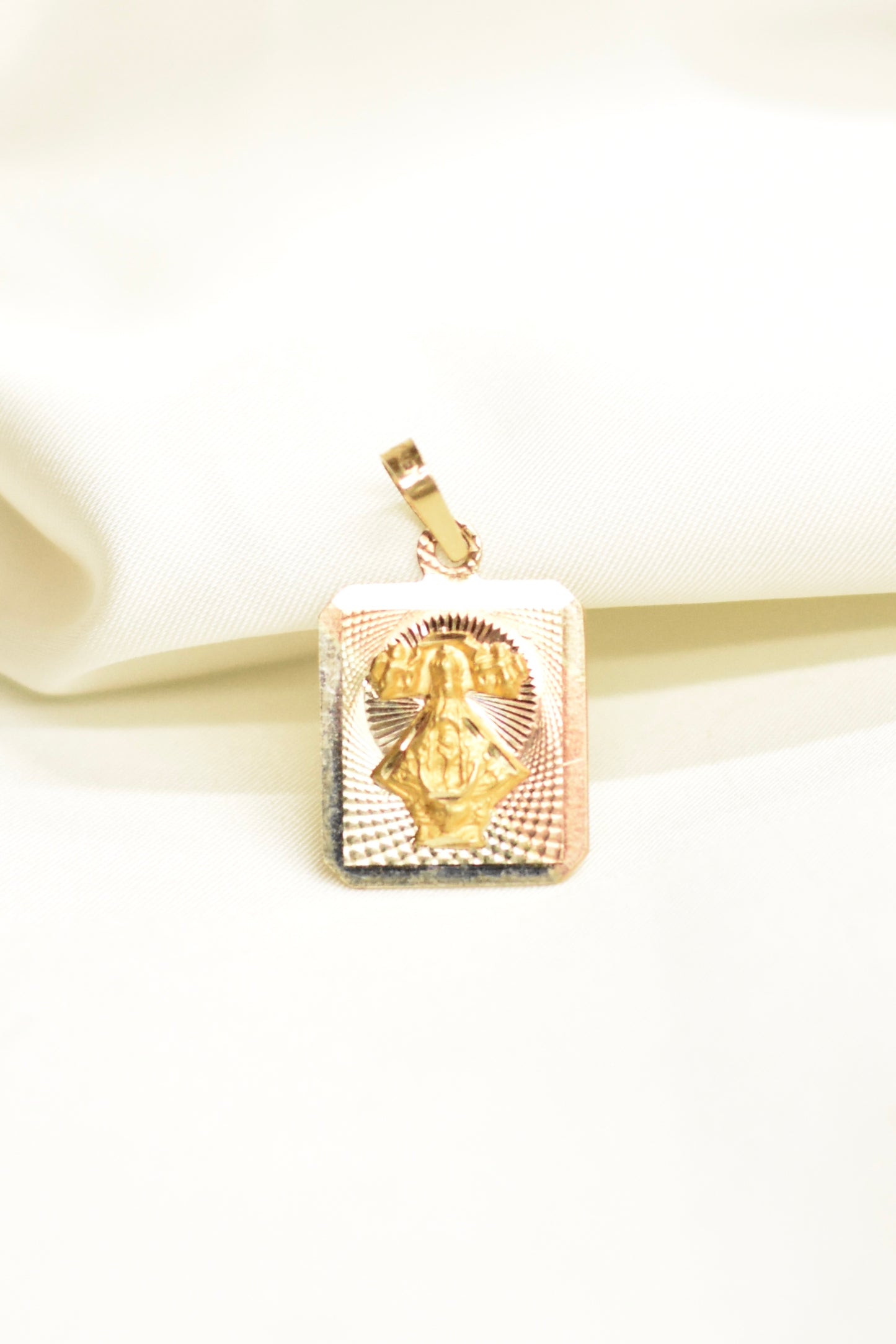 Medalla cuadrada de Oro 10k Virgen de la luz con oro florentino