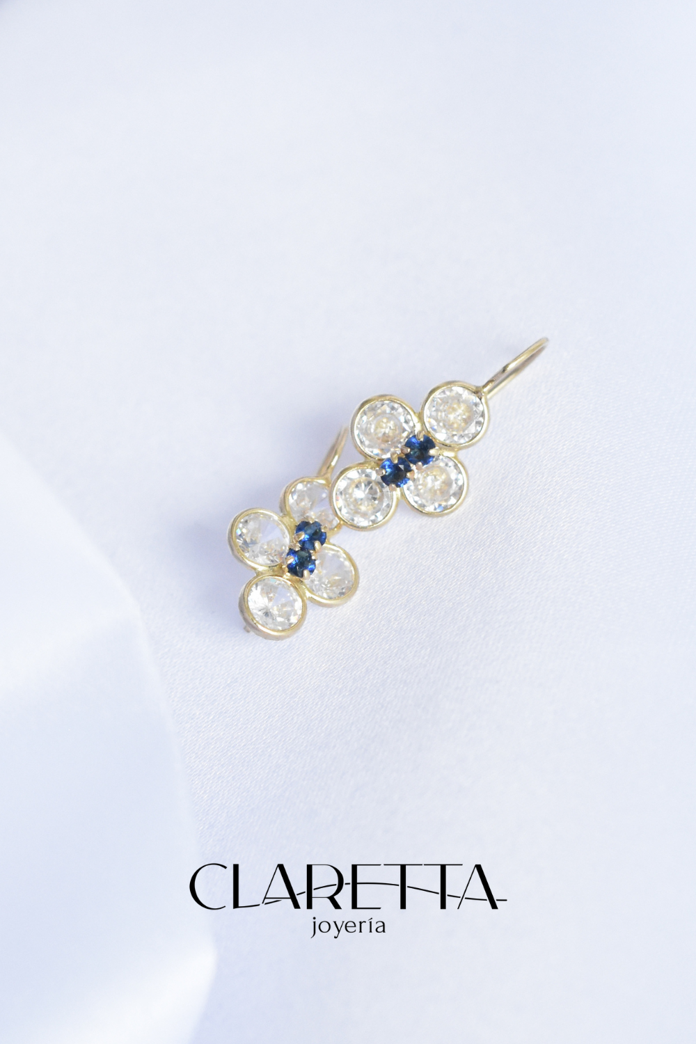Aretes con forma floral con centro de zafiro de Oro 10k