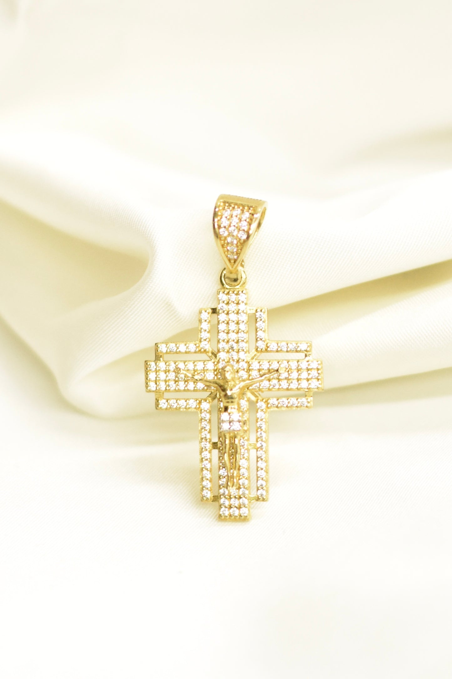 Dije de Oro 10k de Cristo con zirconias incrustadas