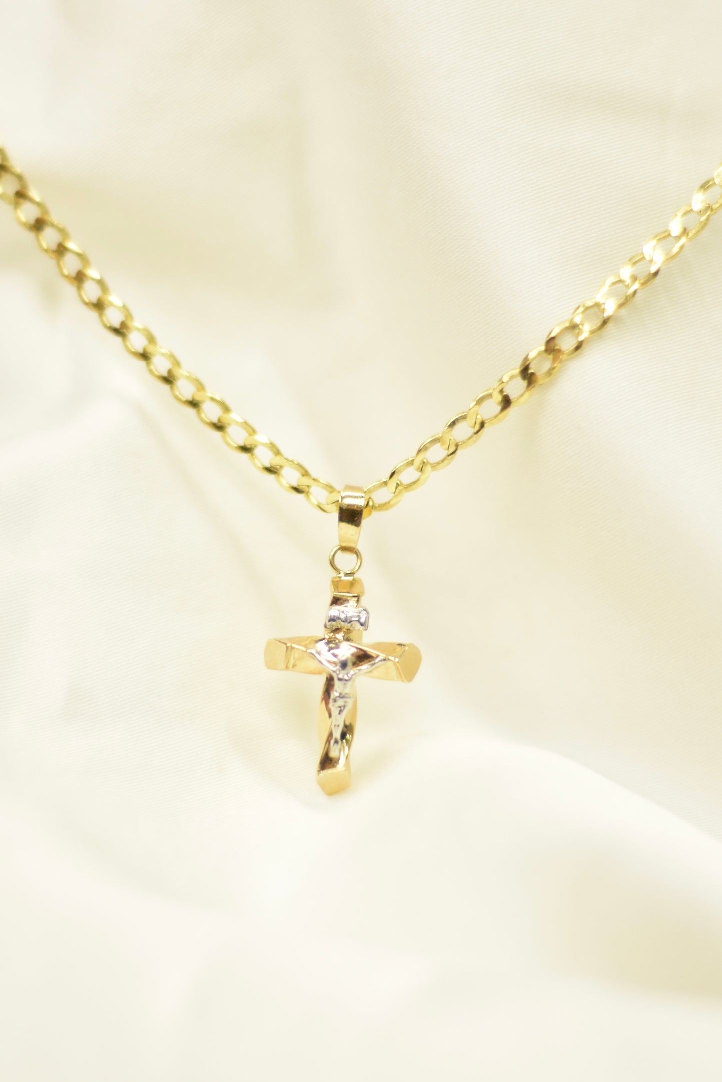 Cristo con oro blanco