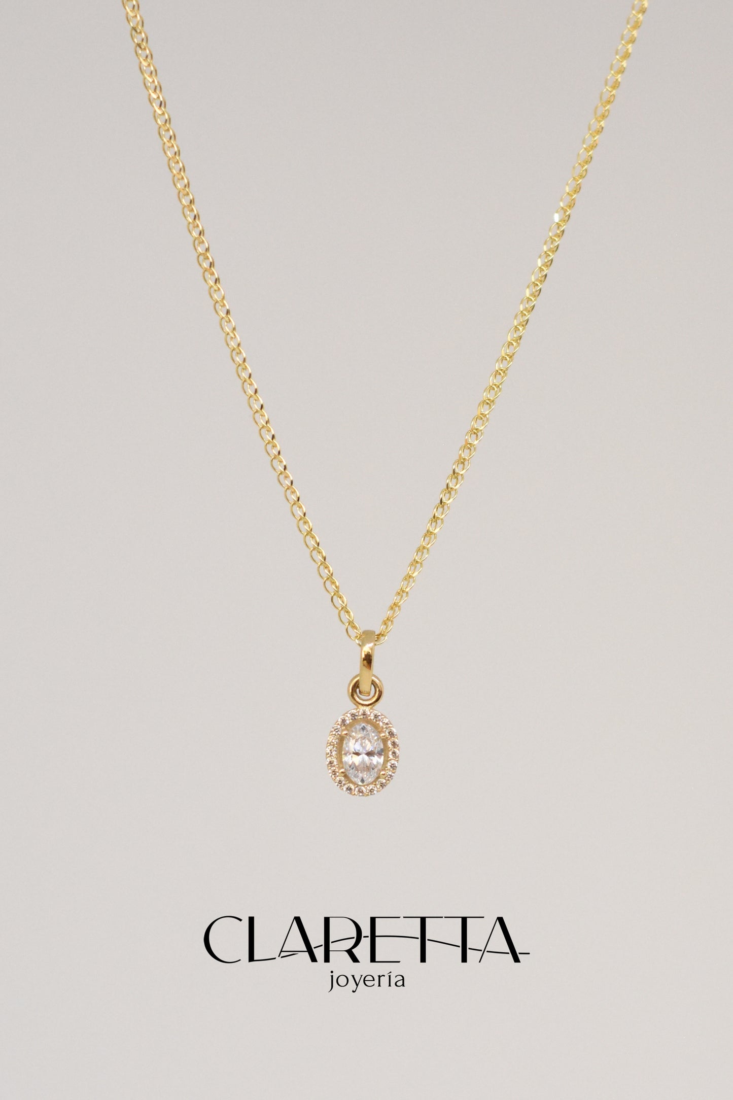 Dije ovalado con zirconia de oro 10k
