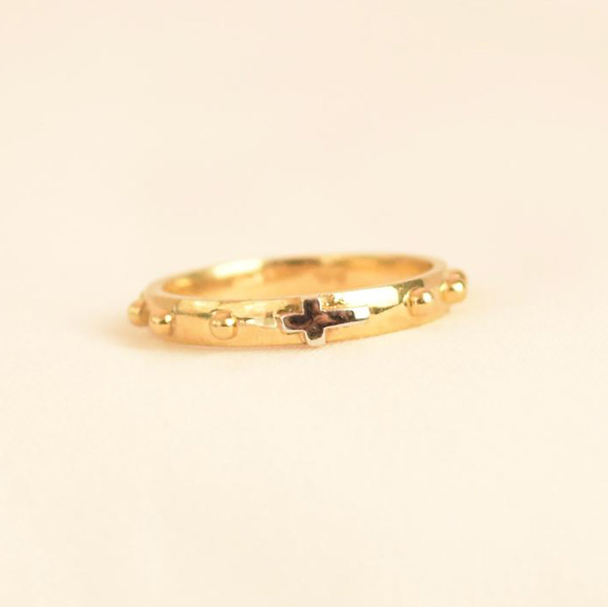 Anillo de Oro 10k con Cruz de Oro Blanco