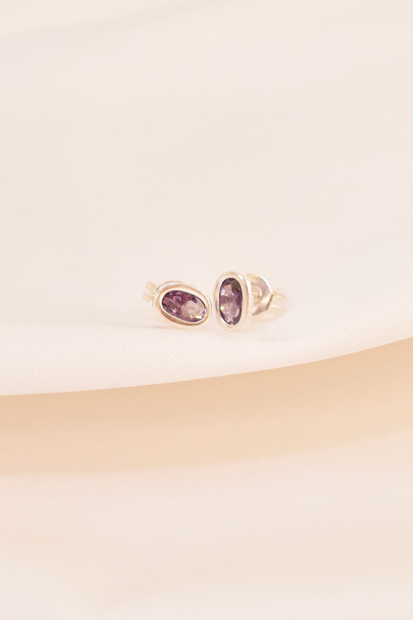 Bisel con zirconia morada