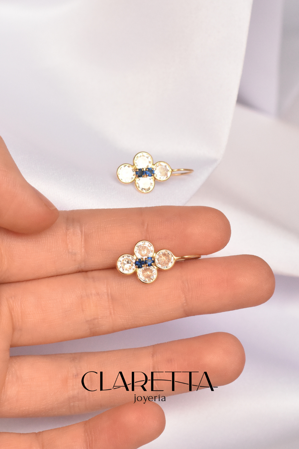 Aretes con forma floral con centro de zafiro de Oro 10k