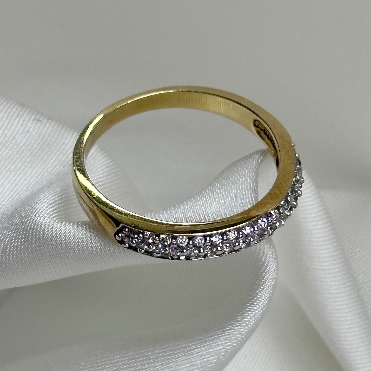 Anillo de Oro Sólido con Zirconias que conforman Flores y Detalles de Oro Blanco