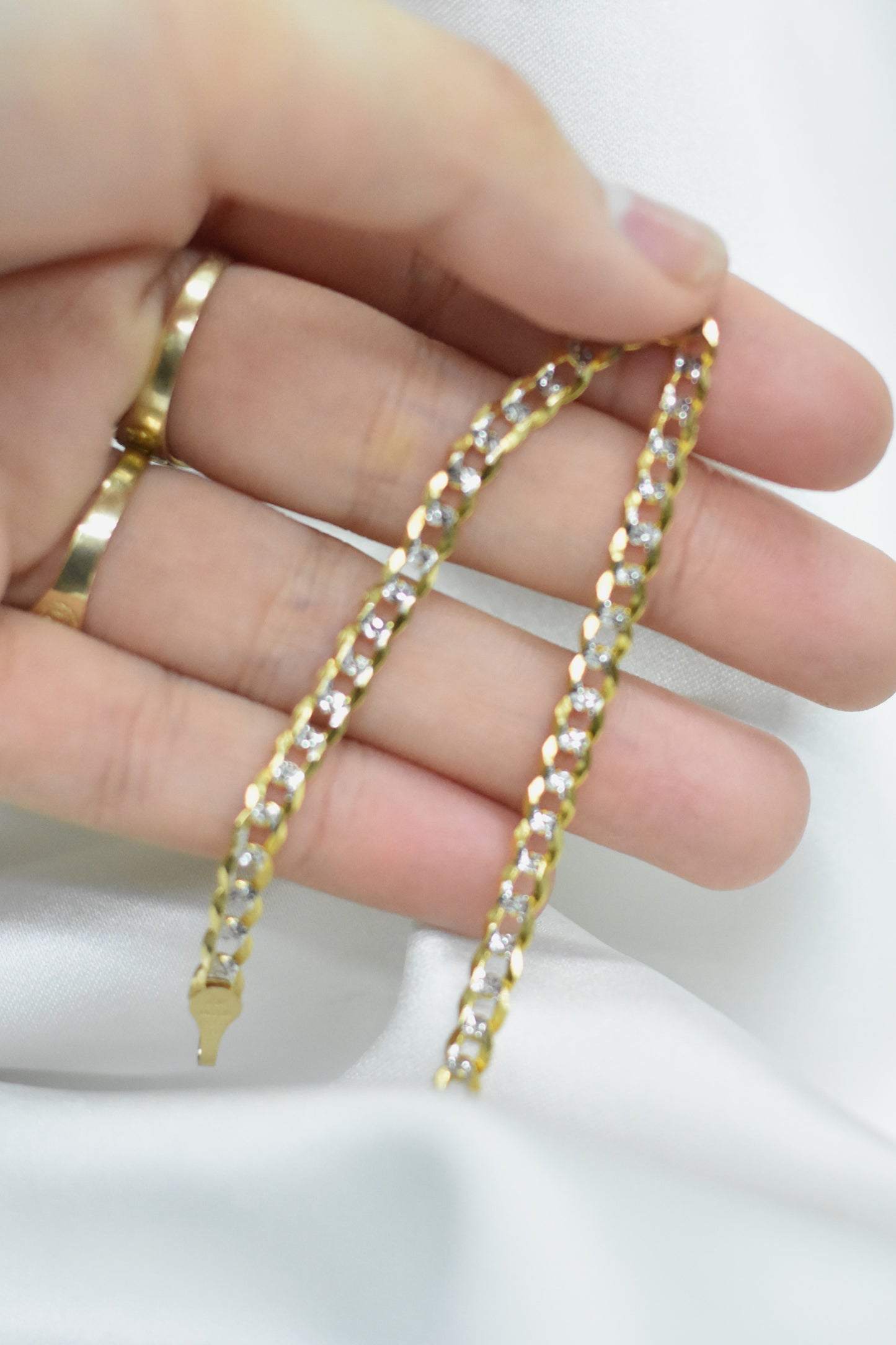 Pulsera cubana con remaches de oro blanco oro 10k