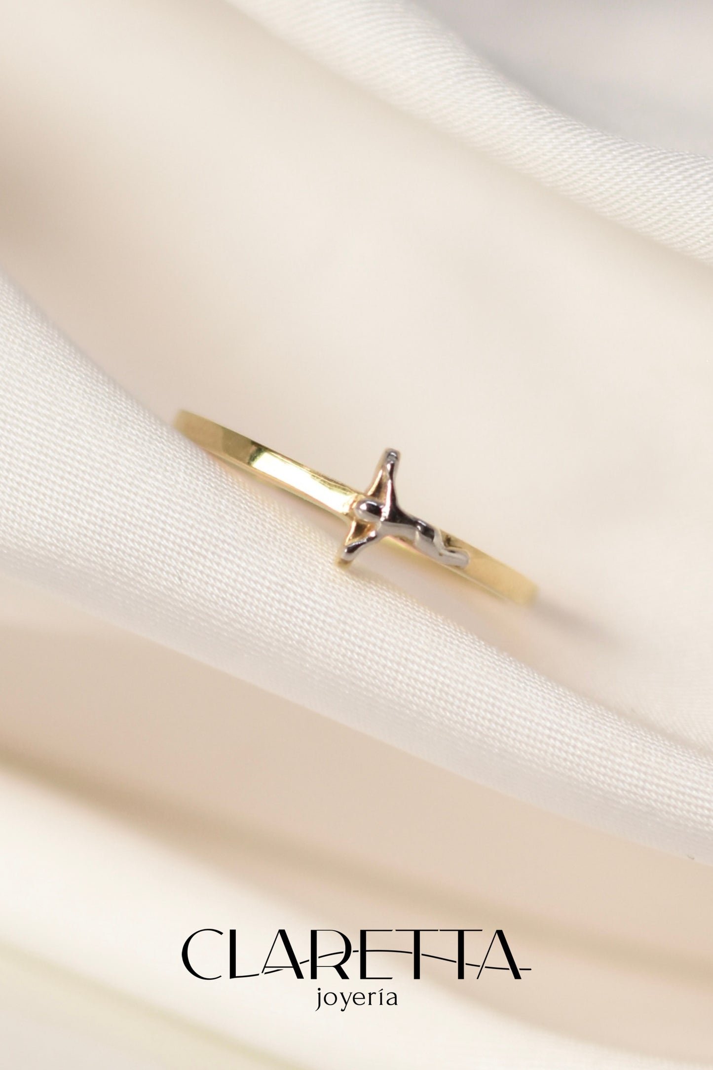 Anillo con cristo de oro blanco 10k