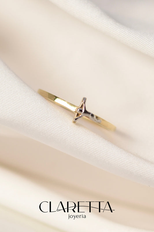 Anillo con cristo de oro blanco 10k