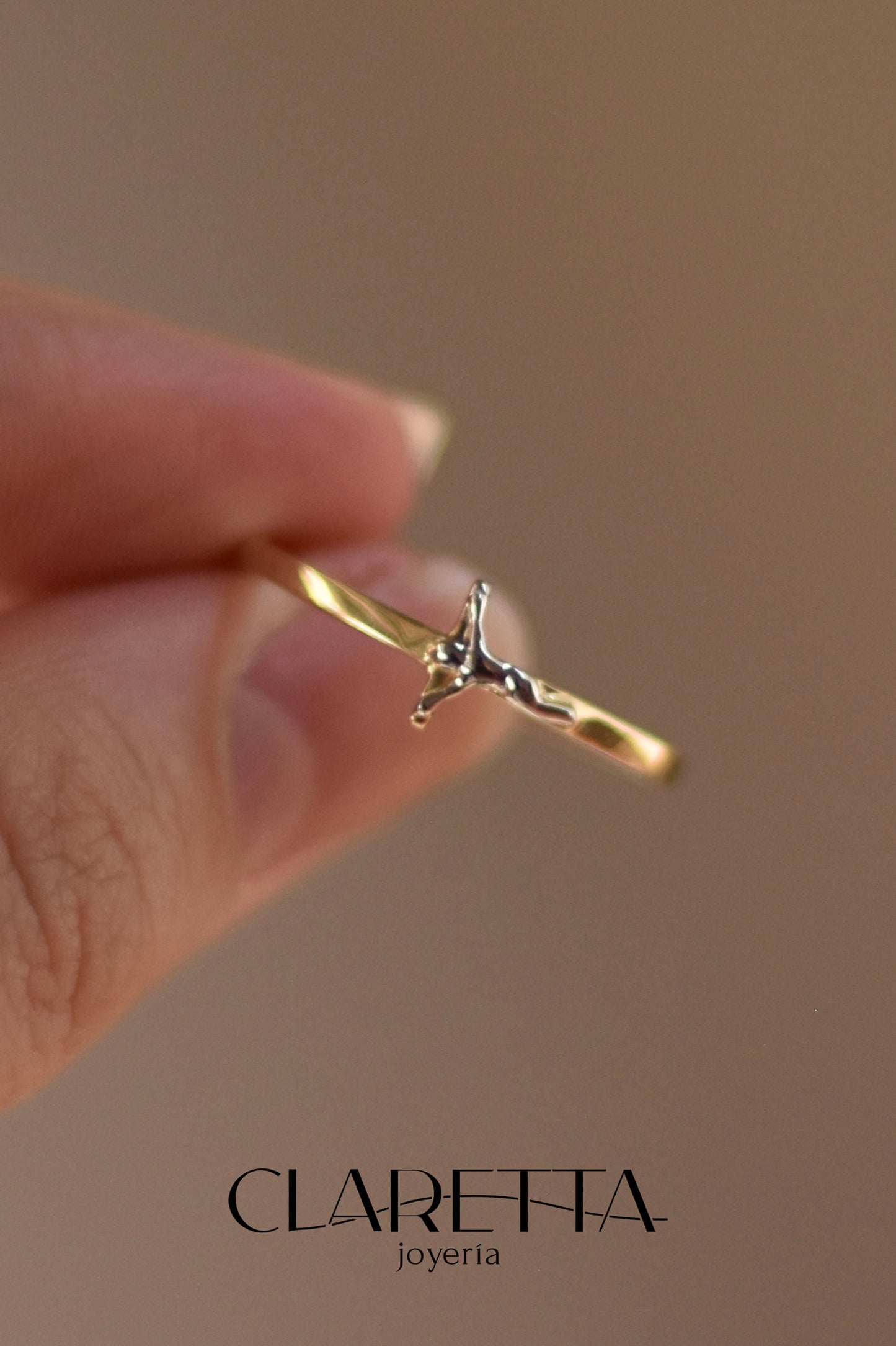 Anillo con cristo de oro blanco 10k