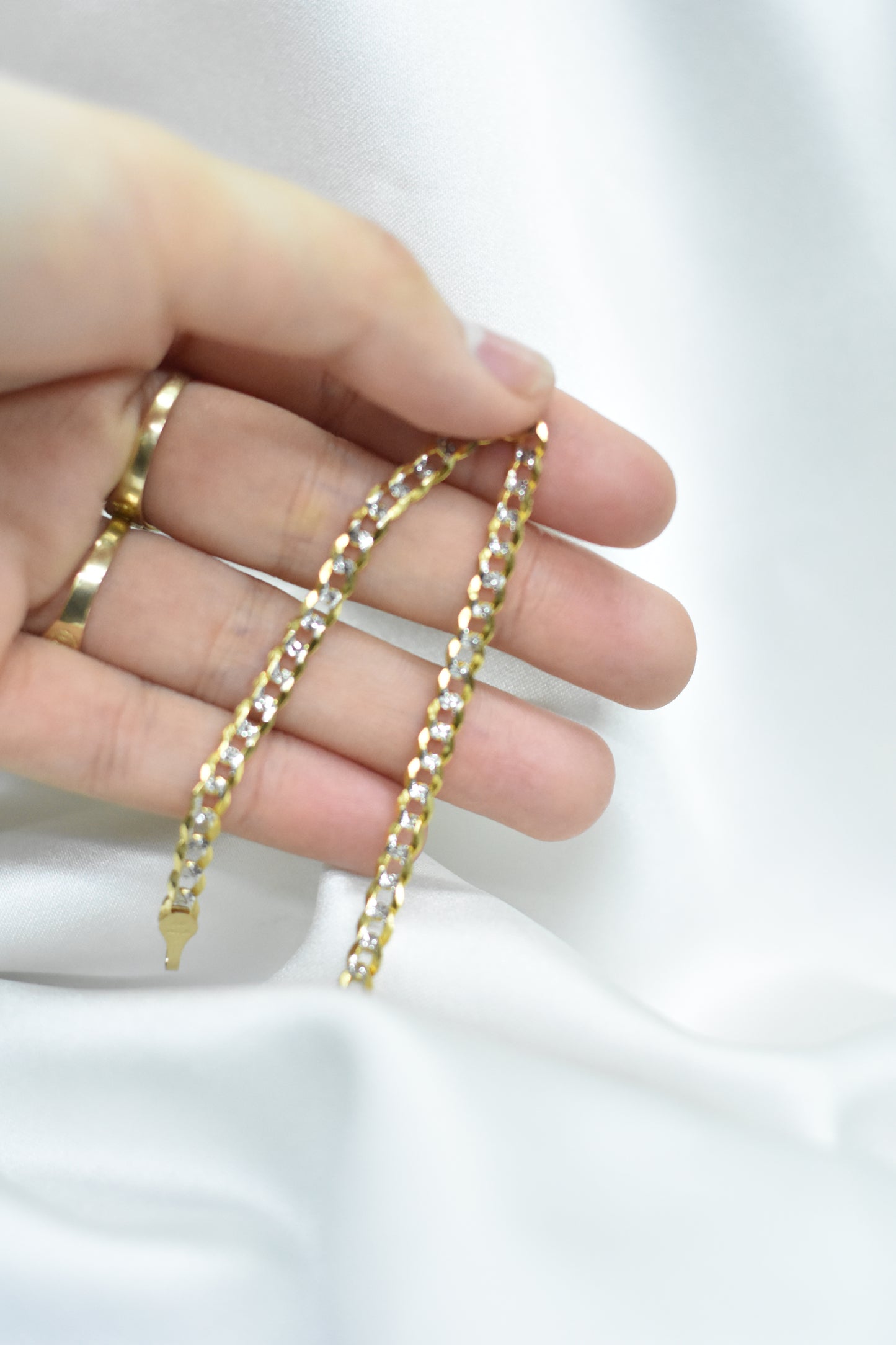 Pulsera cubana con remaches de oro blanco oro 10k