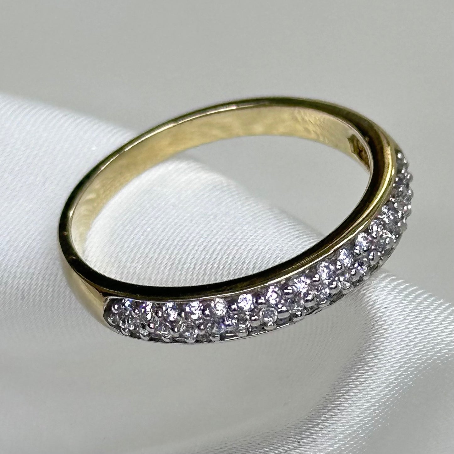 Anillo de Oro Sólido con Zirconias que conforman Flores y Detalles de Oro Blanco