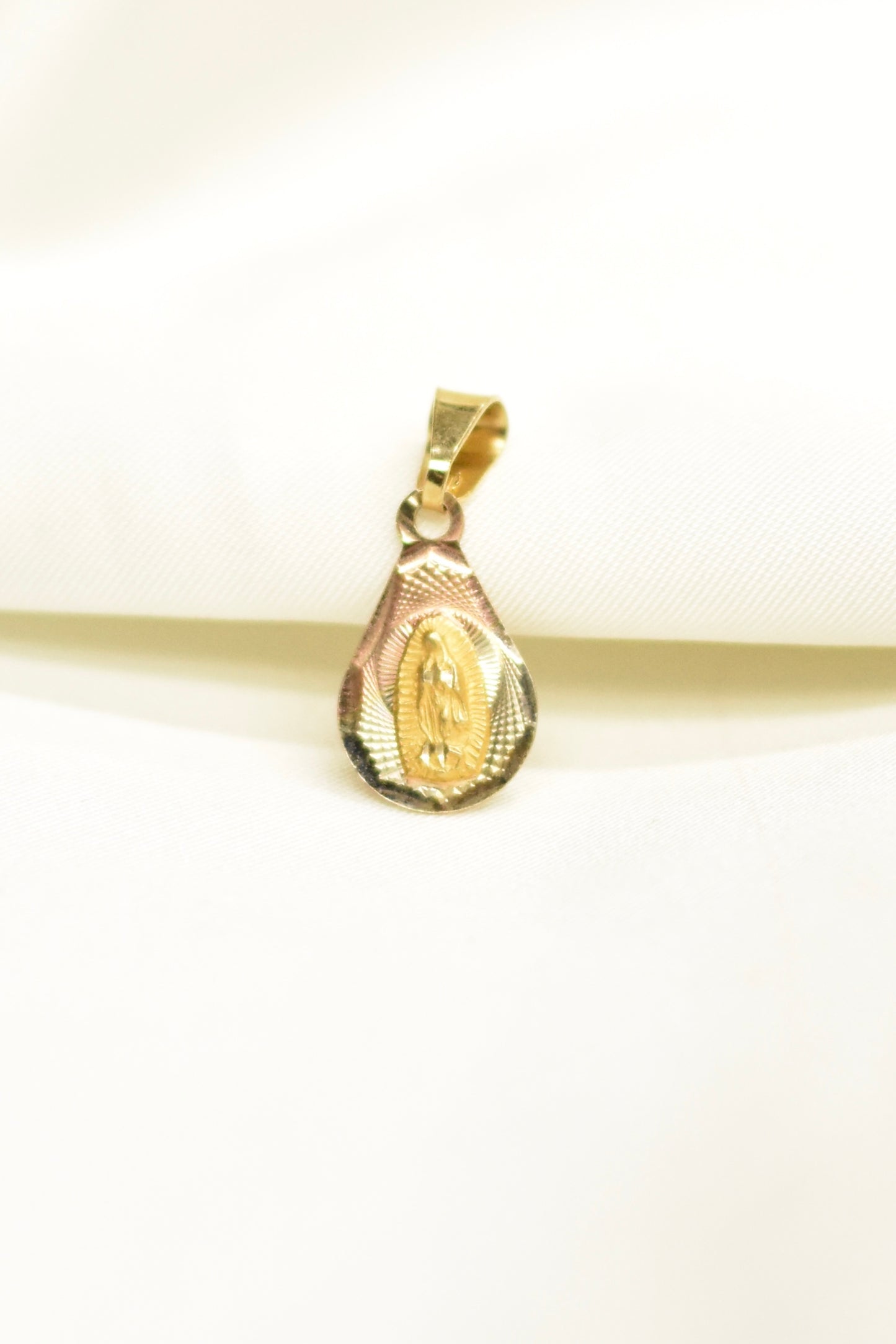 Medalla Virgen de Guadalupe con Oro florenitno