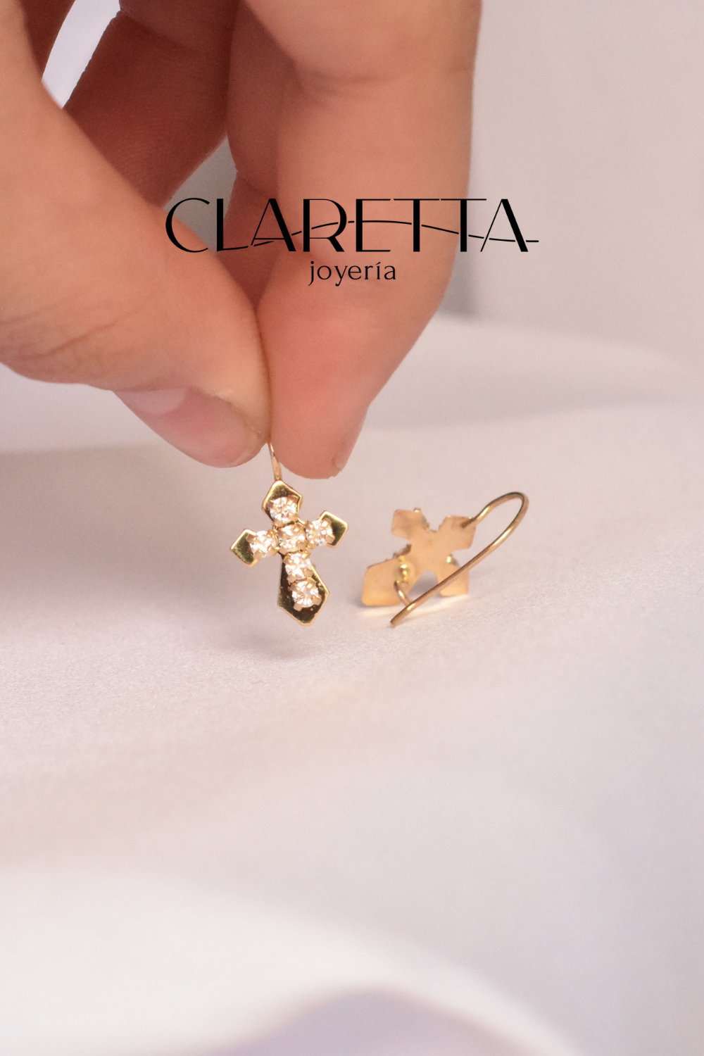 Aretes de Oro 10k de cristo con zirconita cúbica engastada