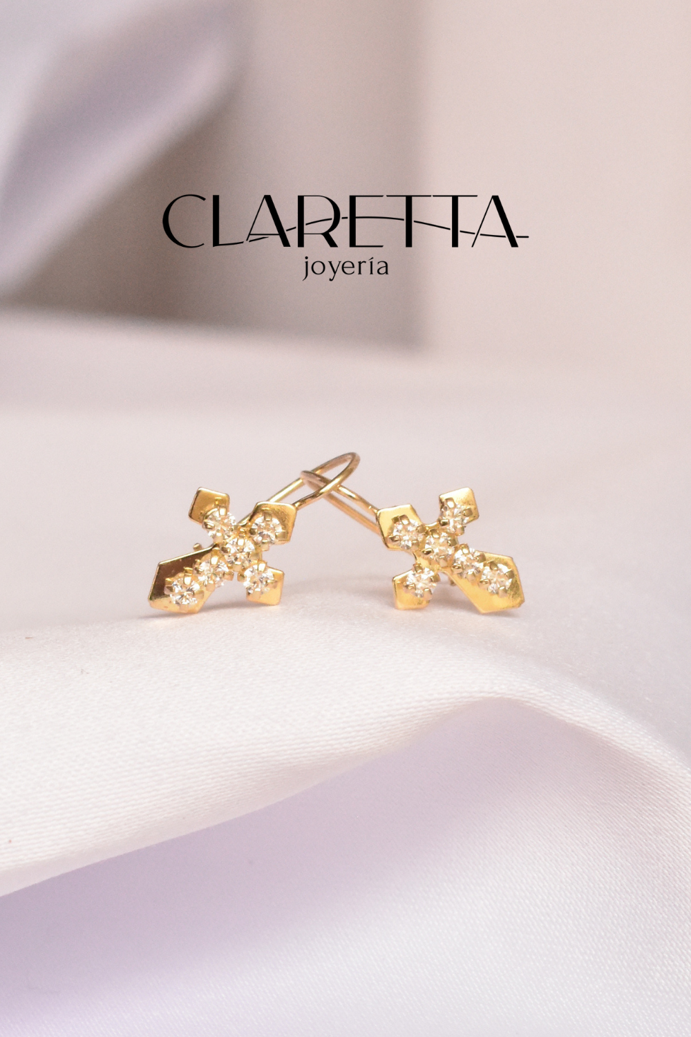 Aretes de Oro 10k de cristo con zirconita cúbica engastada