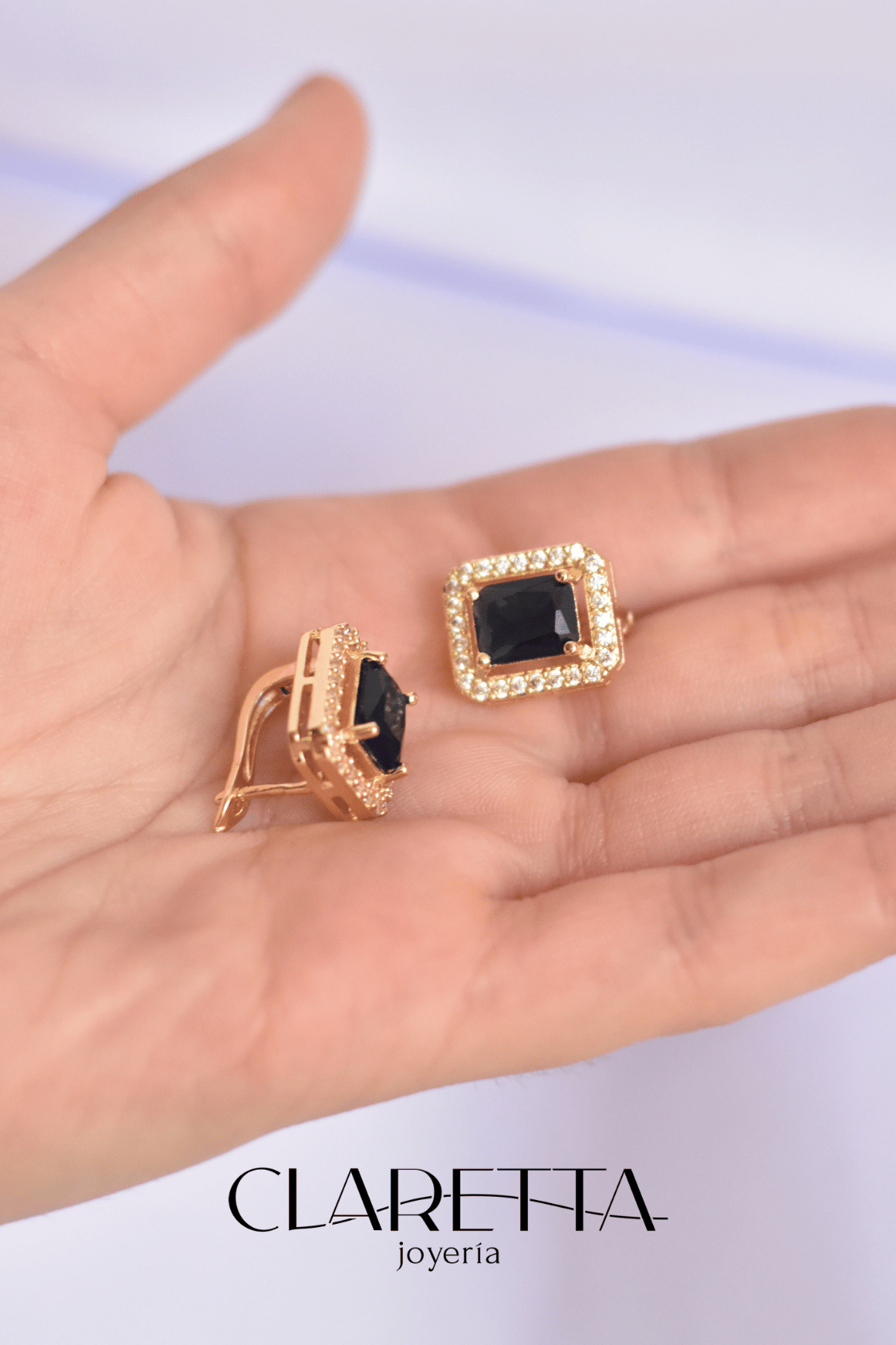 Huggies de Chapa de oro 14k de zafiro rectangular al centro con zirconias engastadas alrededor