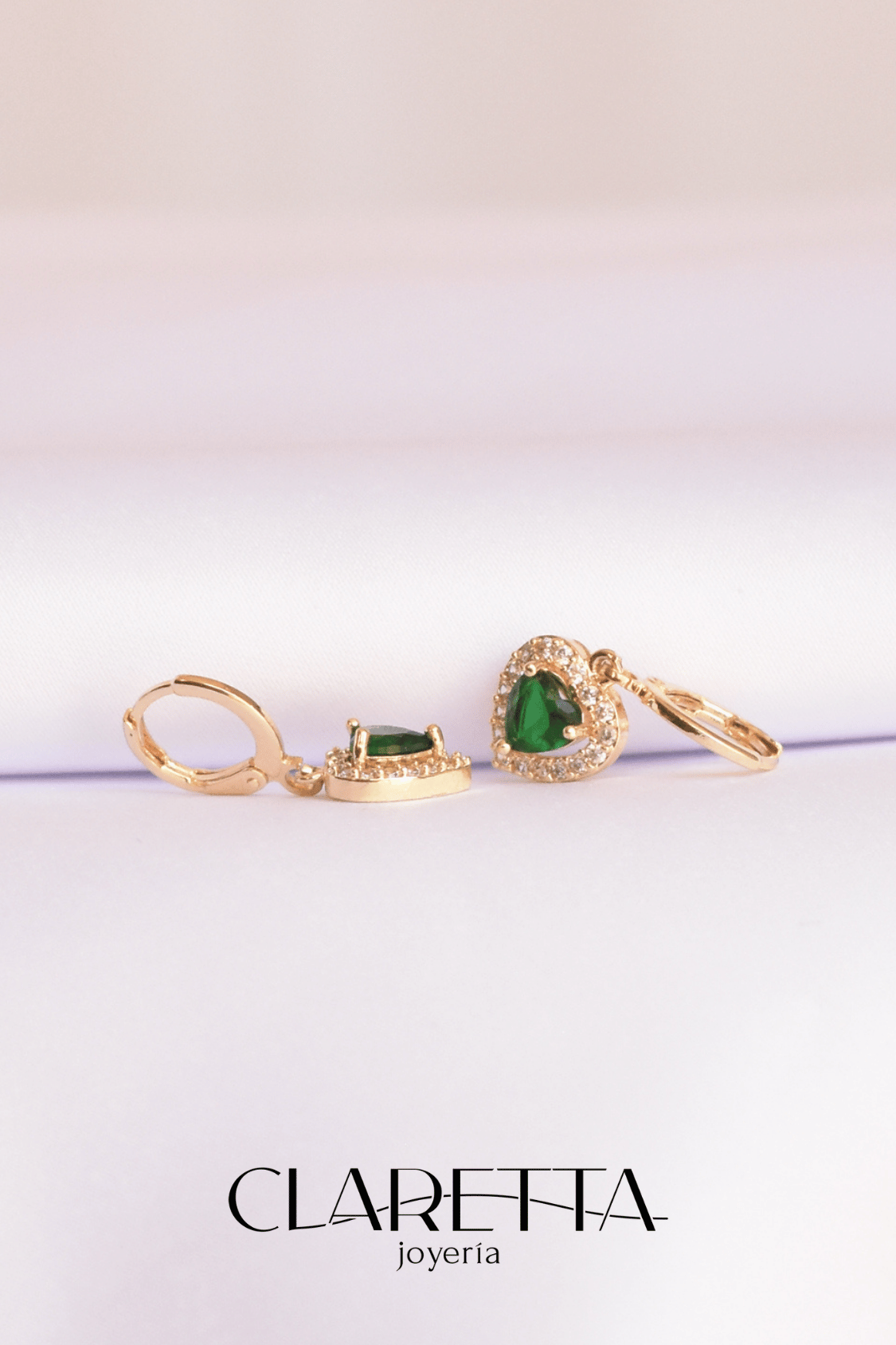 Huggies de Chapa de oro 14k con esmeralda el centro con forma de corazón colgante