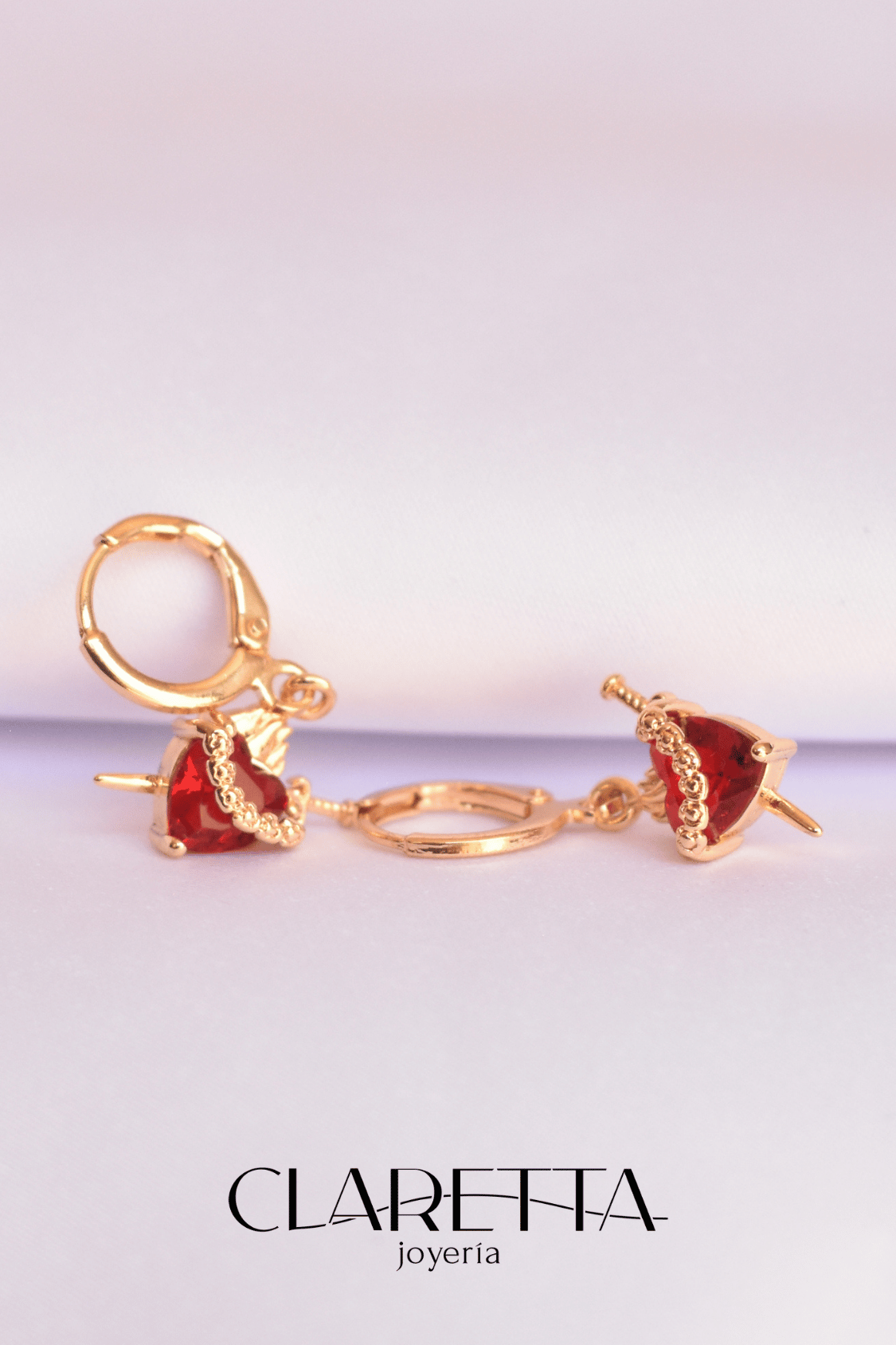 Huggies  de Chapa de oro 14k de rubí cortado en forma de corazón flechado colgante