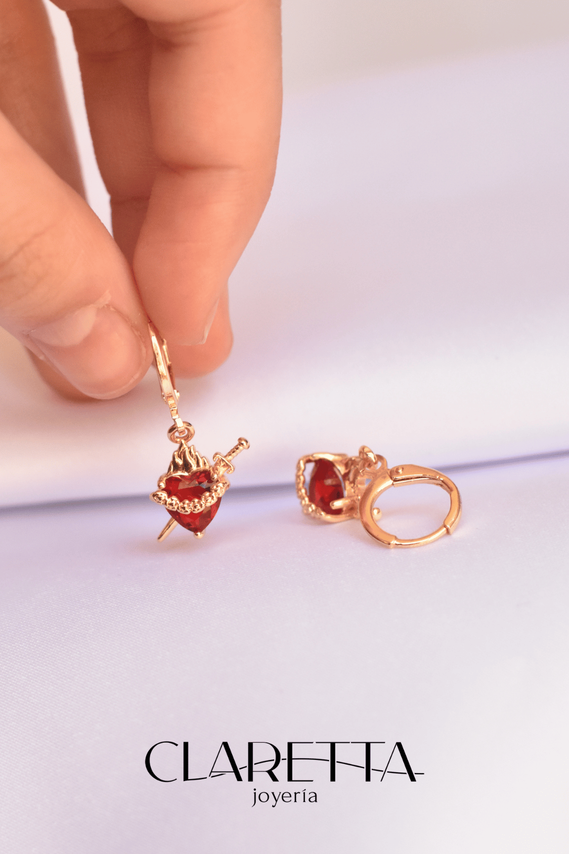 Huggies  de Chapa de oro 14k de rubí cortado en forma de corazón flechado colgante
