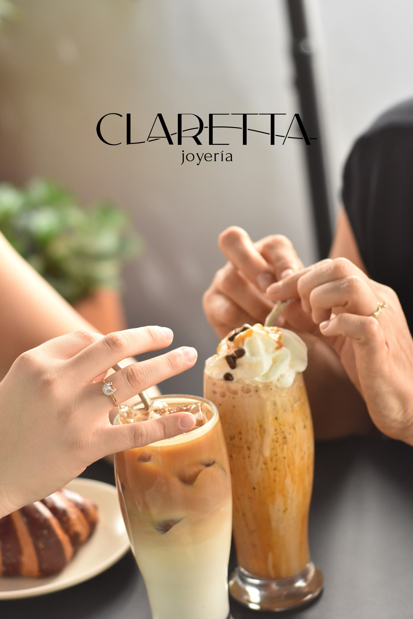 Anillo herradura con zirconias incrustadas oro 10k