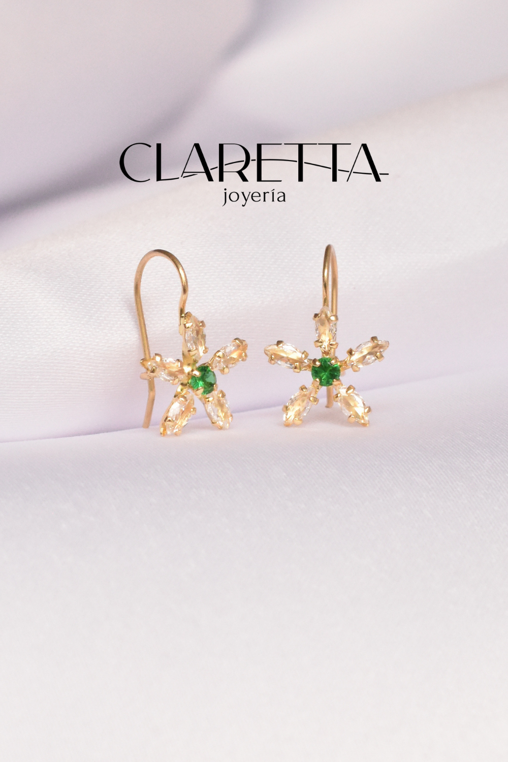 Aretes con forma de flor pétalos de zirconia y esmeralda al centro de oro 10k