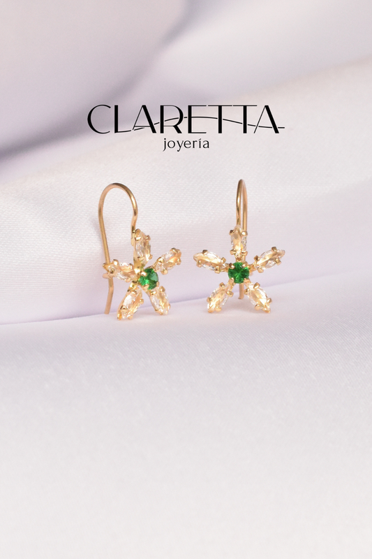 Aretes con forma de flor pétalos de zirconia y esmeralda al centro de oro 10k