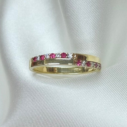 Anillo con serie de zirconias rosas de oro 10k