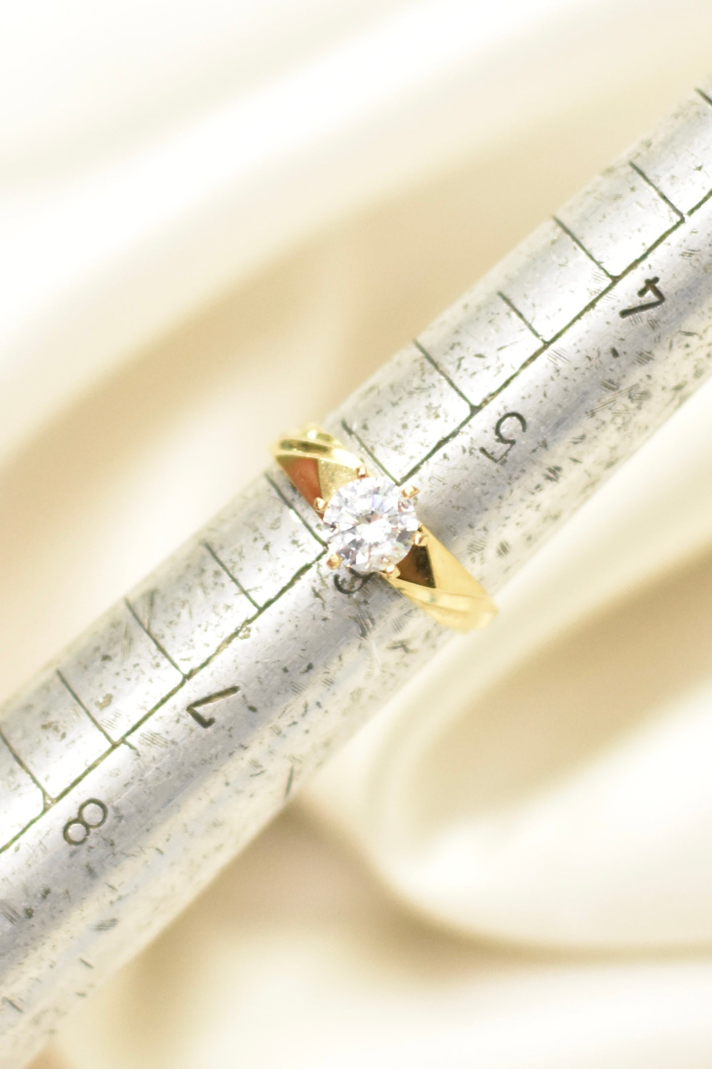 Anillo solitario de oro sólido