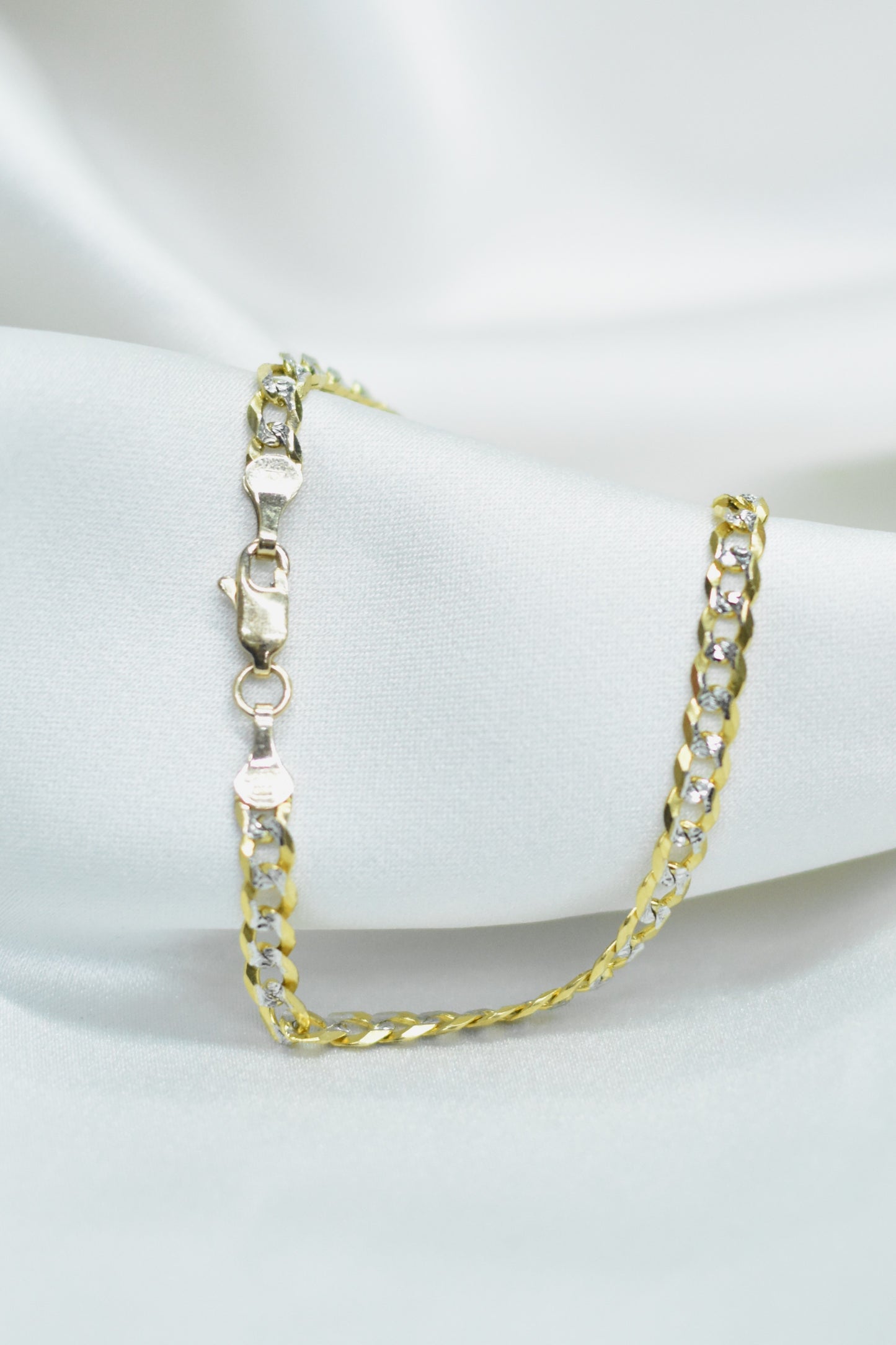 Pulsera cubana con remaches de oro blanco oro 10k