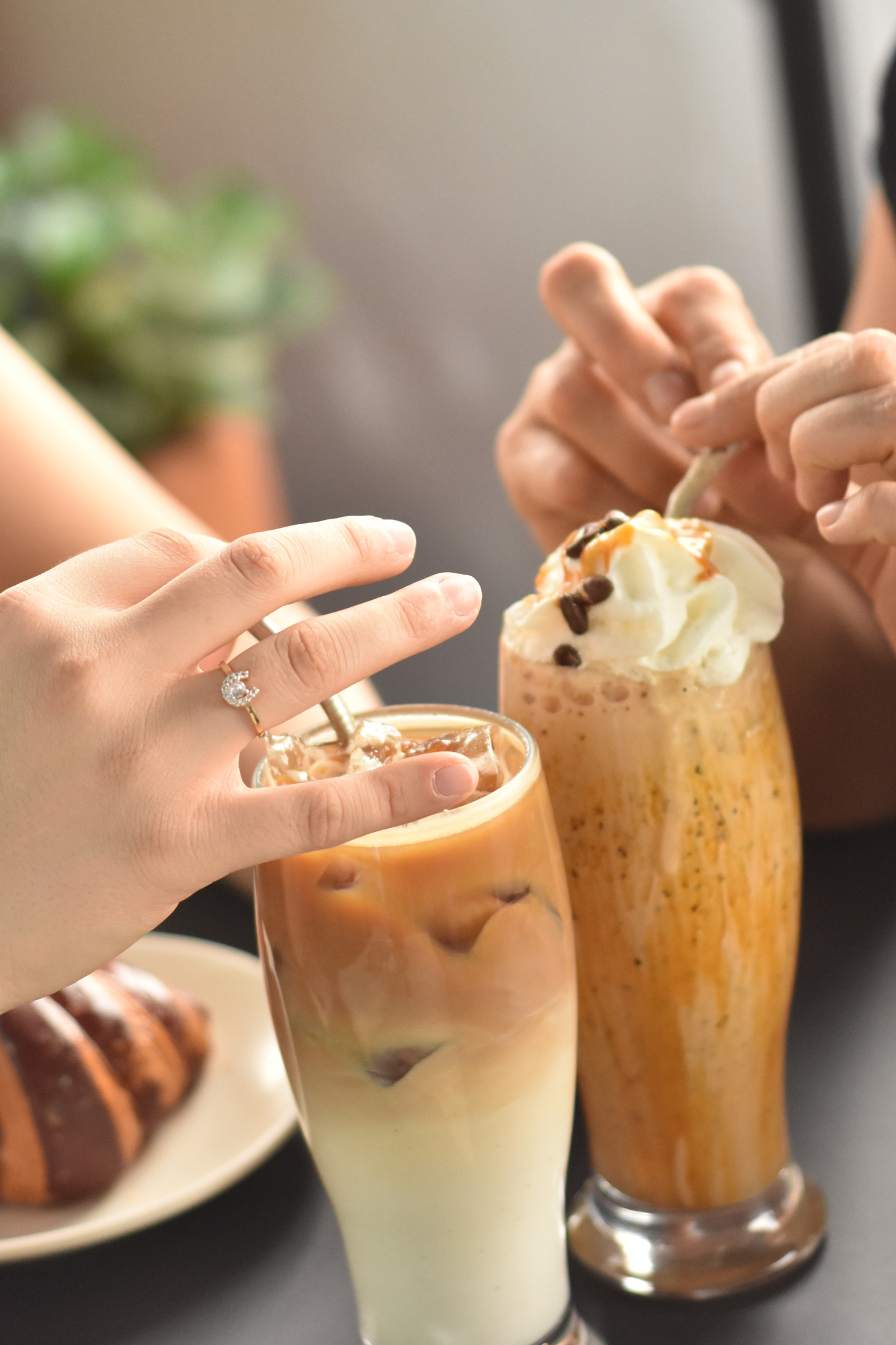 Anillo herradura con zirconias incrustadas oro 10k