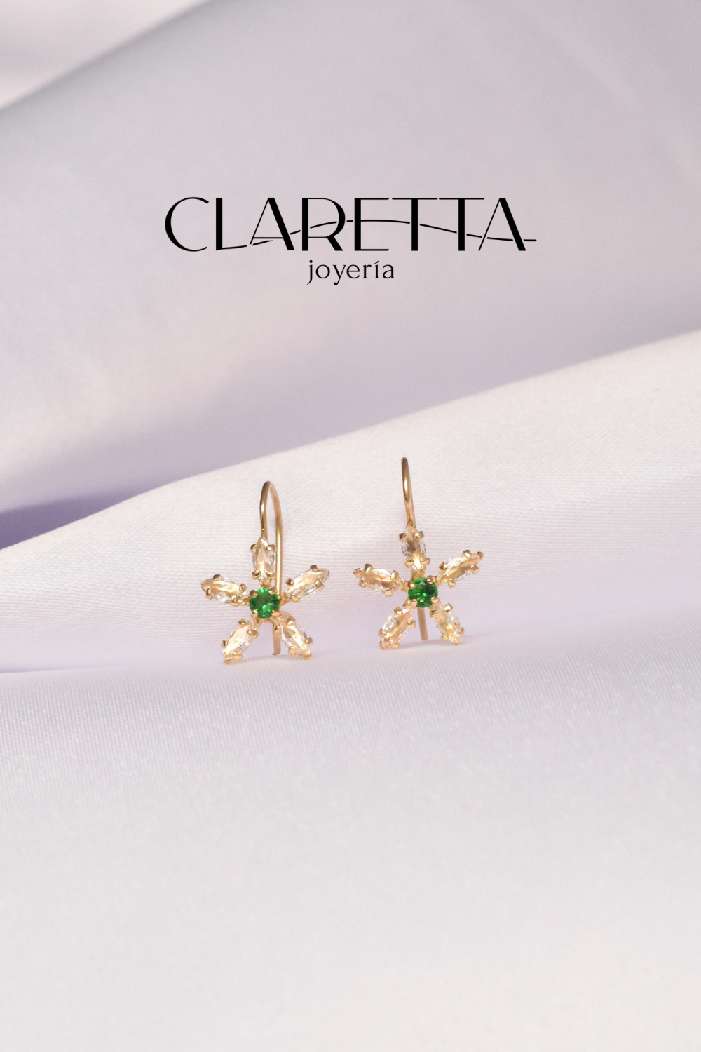 Aretes con forma de flor pétalos de zirconia y esmeralda al centro de oro 10k