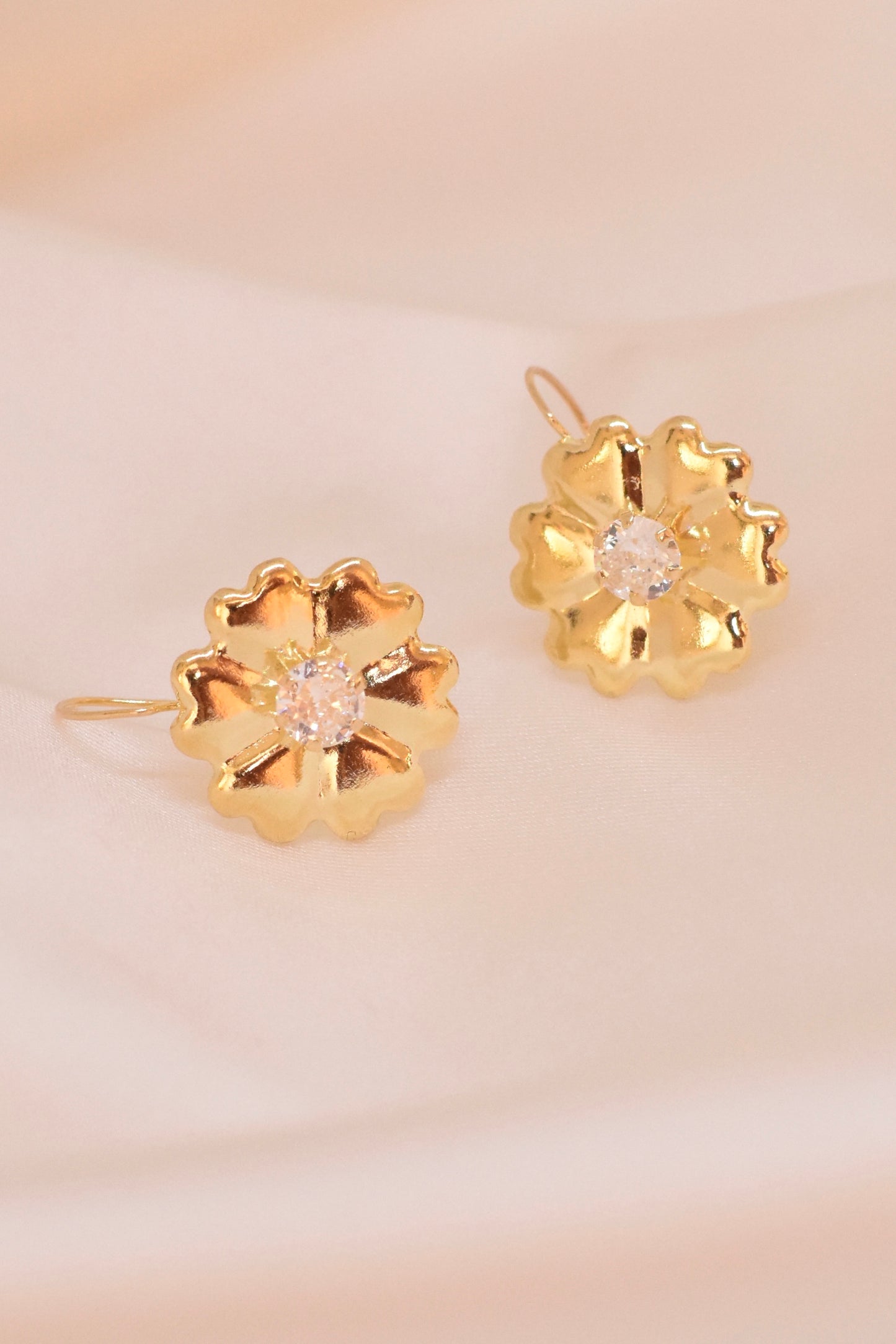 Aretes de oro con forma de flor