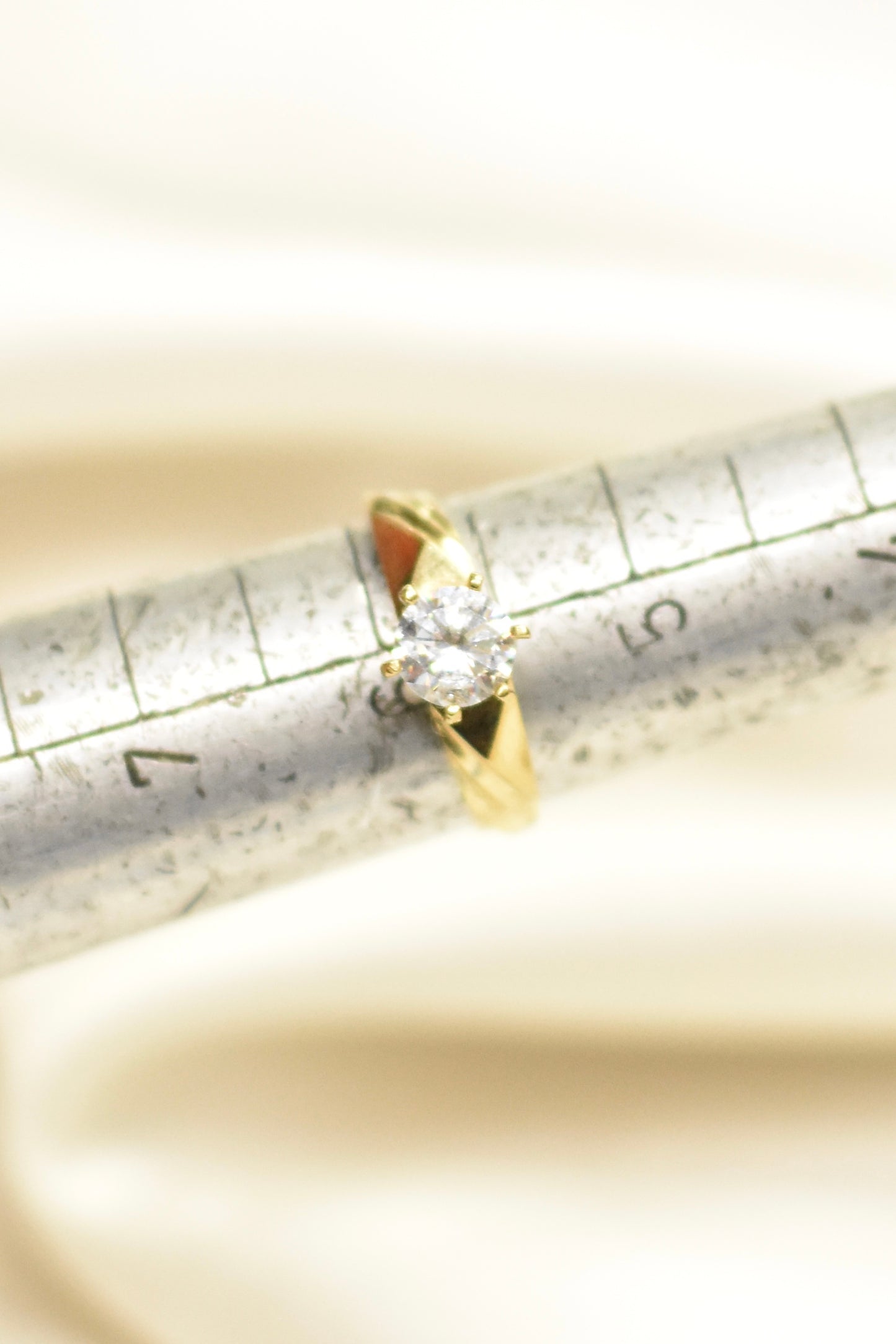 Anillo solitario de oro sólido