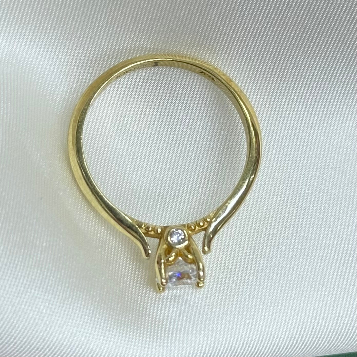 Anillo de compromiso sobrio y elegante