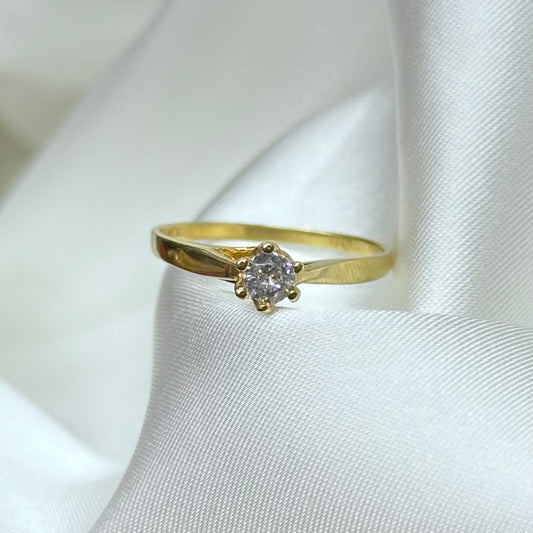 Anillo de compromiso con diamante pequeño