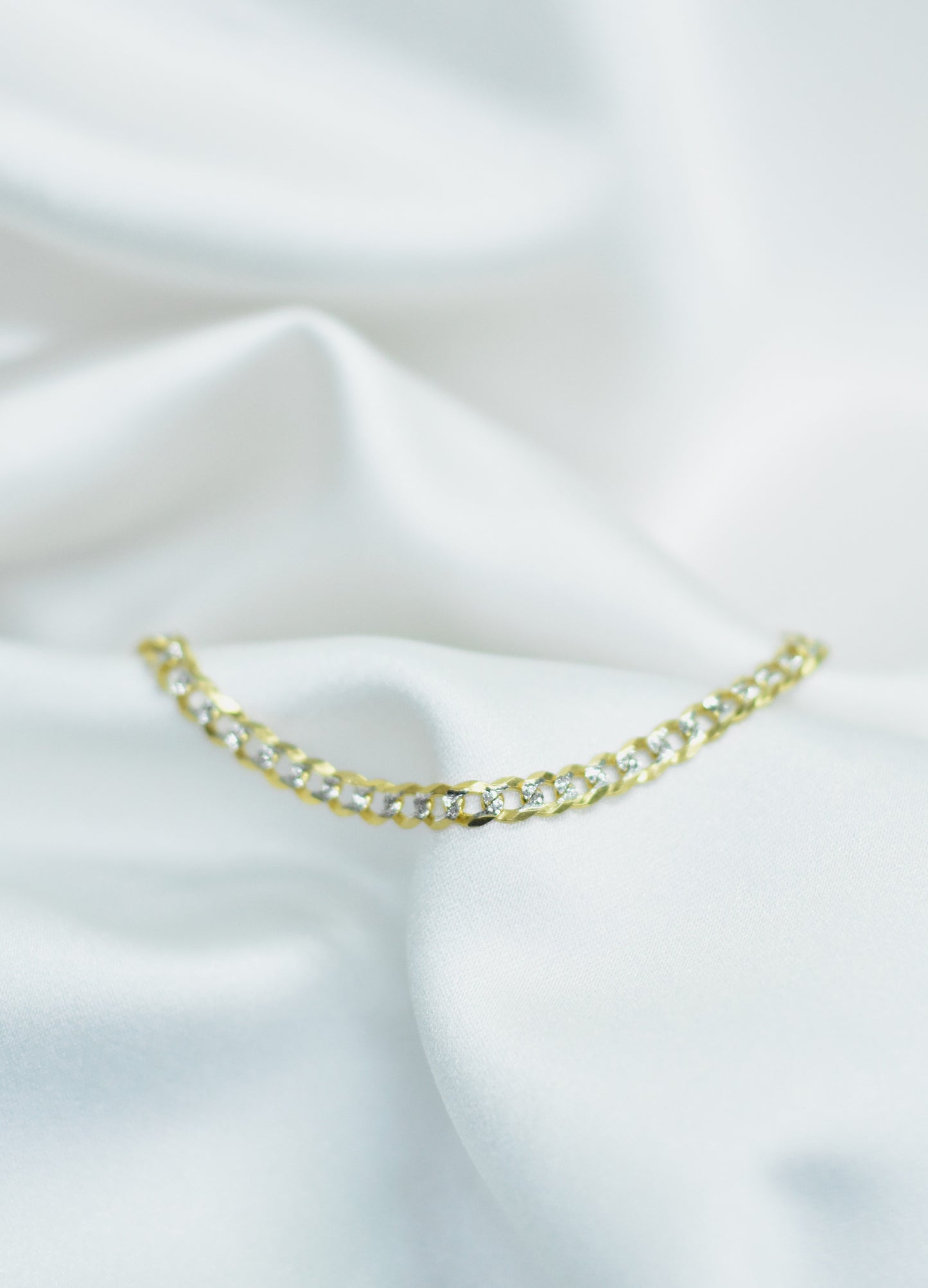 Pulsera cubana con remaches de oro blanco oro 10k