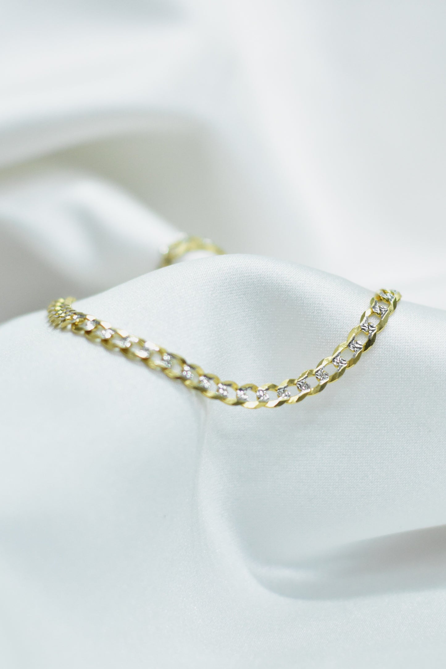 Pulsera cubana con remaches de oro blanco oro 10k