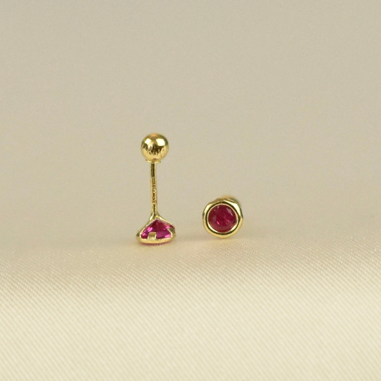 Broquel bisel con zirconia roja en oro 10k