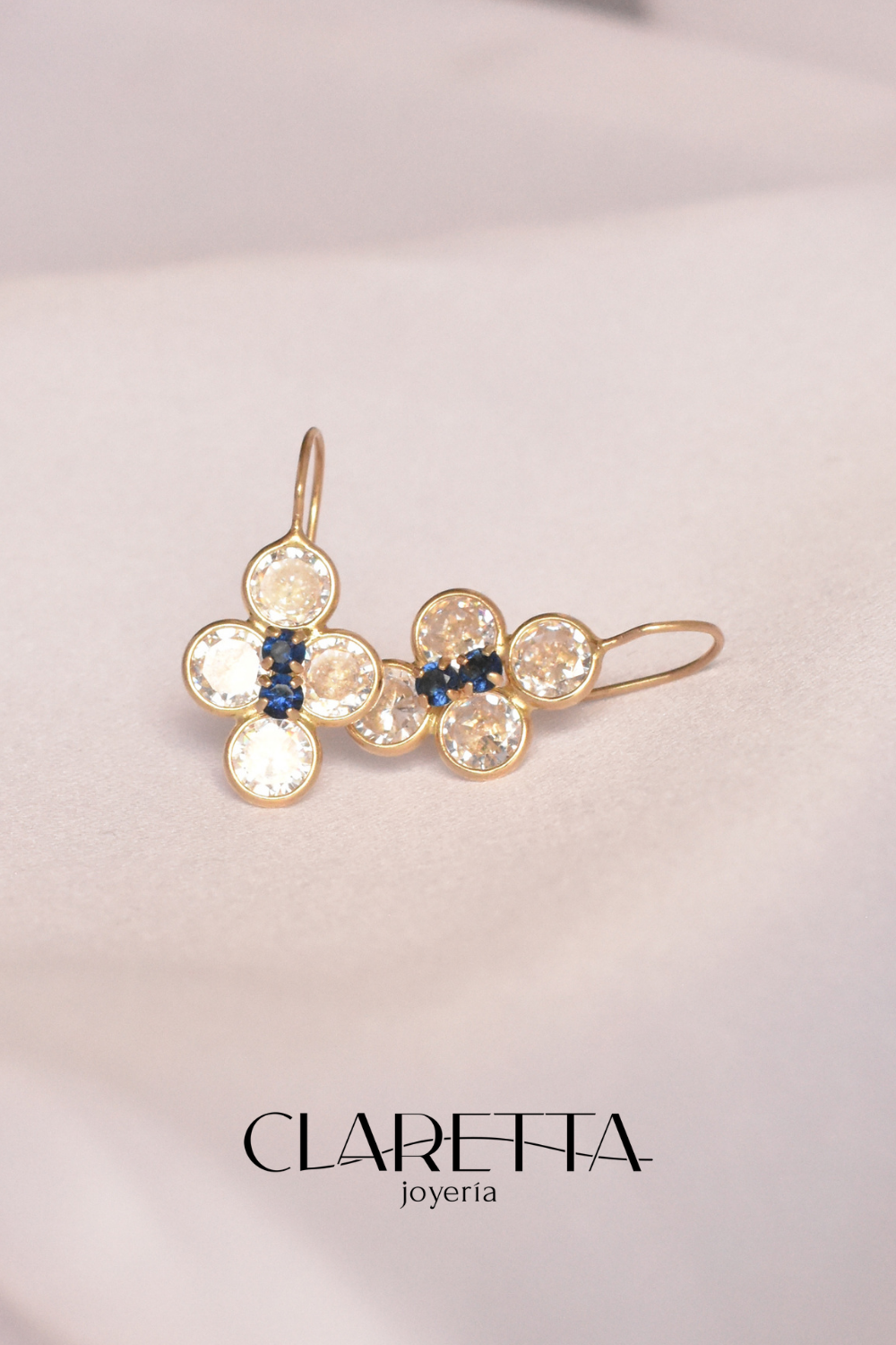 Aretes con forma floral con centro de zafiro de Oro 10k