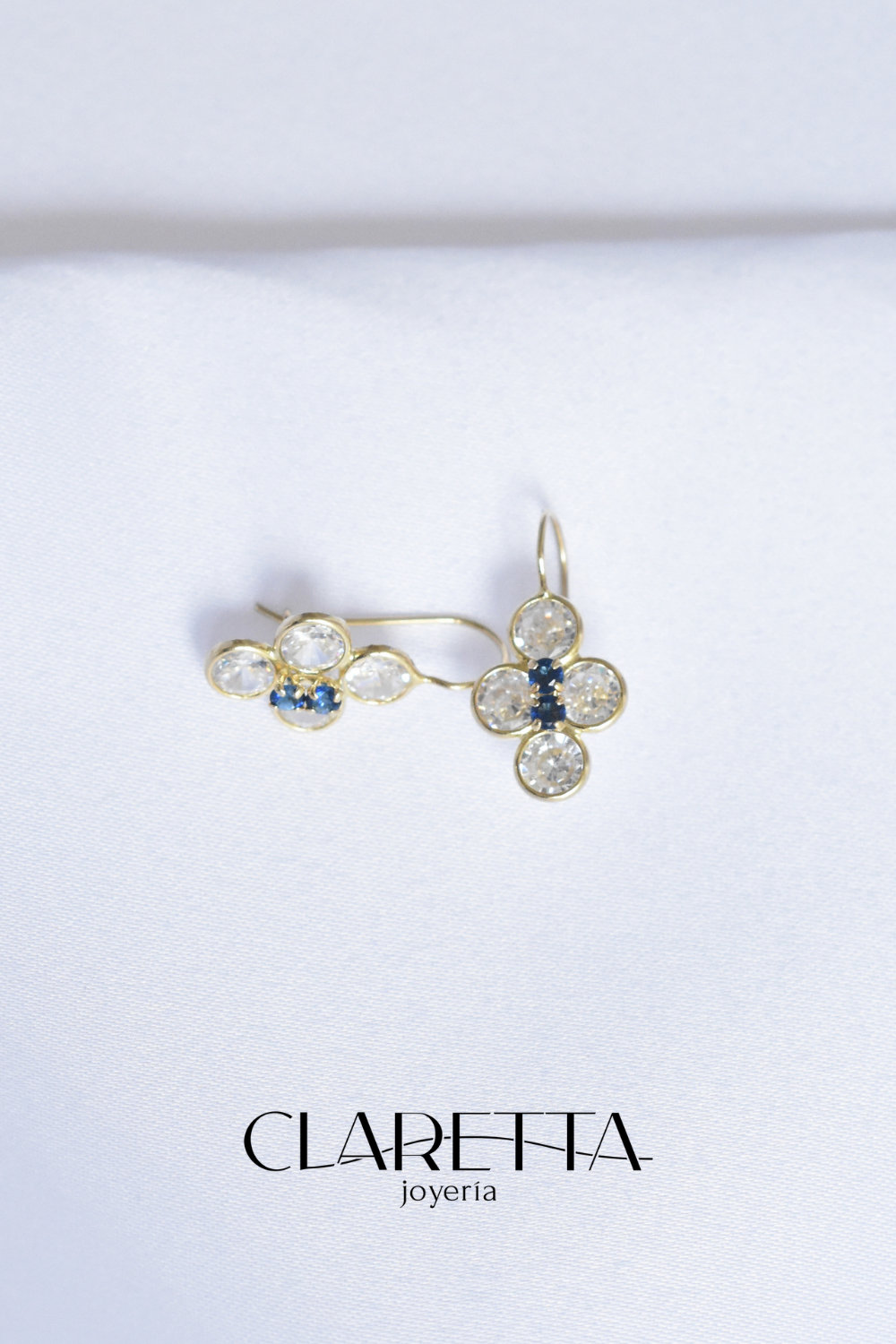 Aretes con forma floral con centro de zafiro de Oro 10k