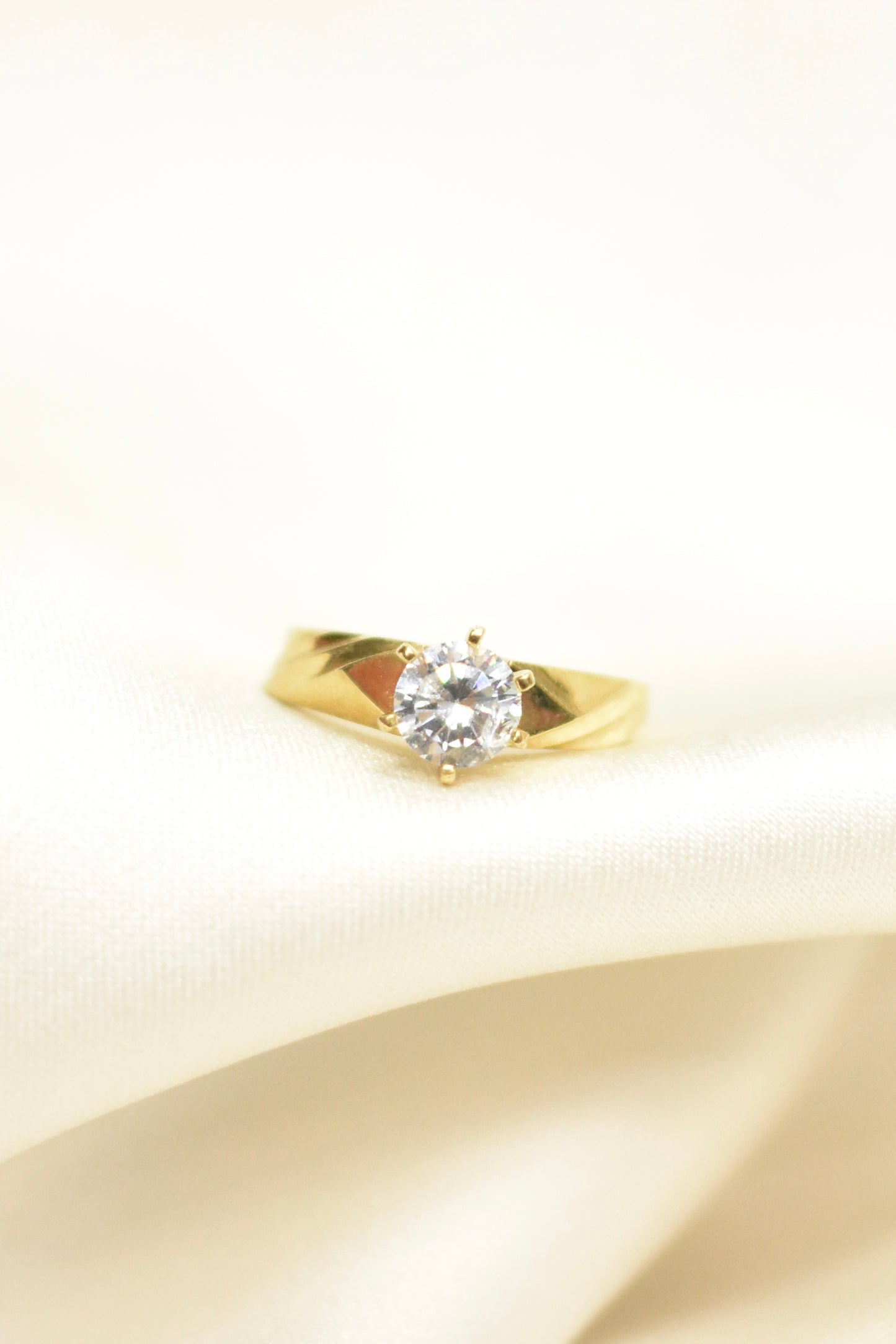 Anillo solitario de oro sólido