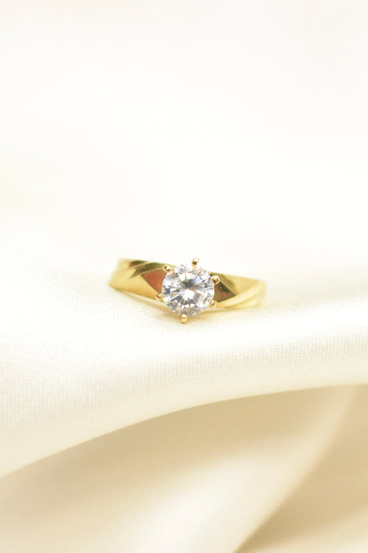 Anillo solitario de oro sólido