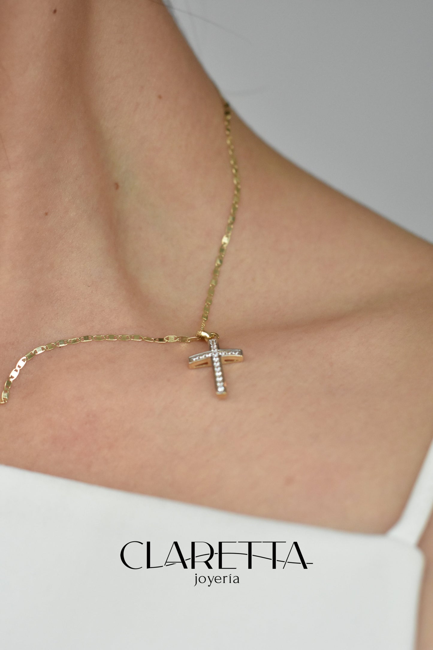 Cadena Gucci dorada y cristo con oro blanco  10k