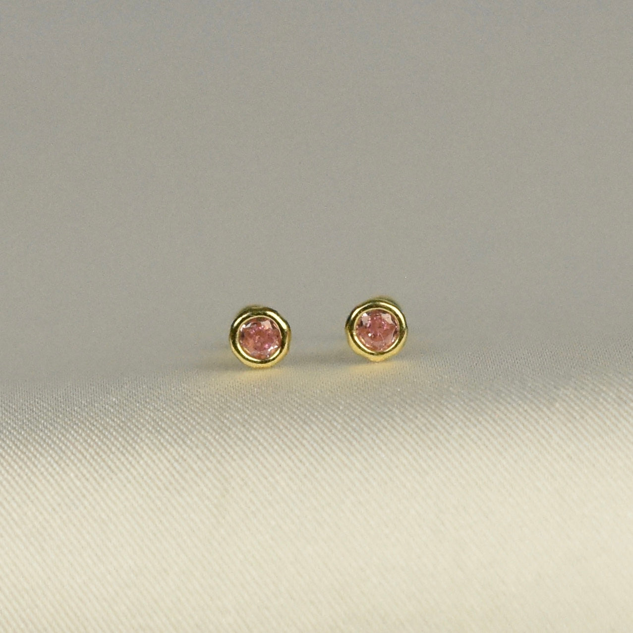 Broquel bisel zirconia rosa de oro 10k