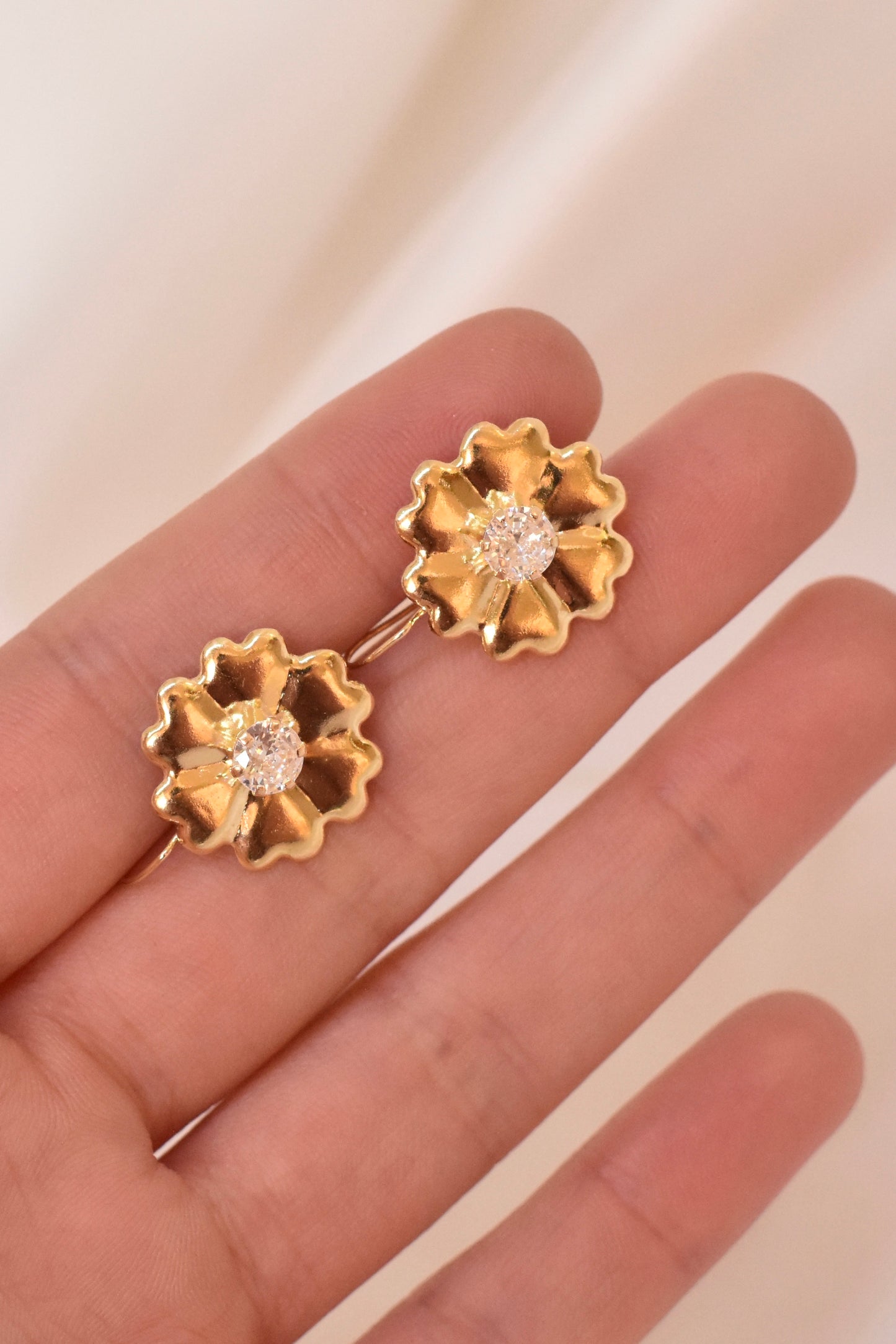 Aretes de oro con forma de flor