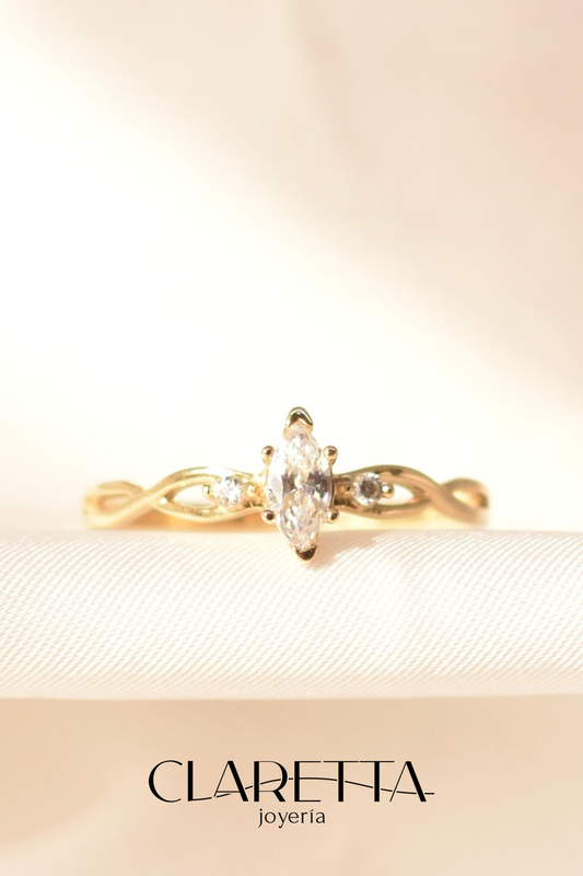 Anillo con zirconia ovalada al centro